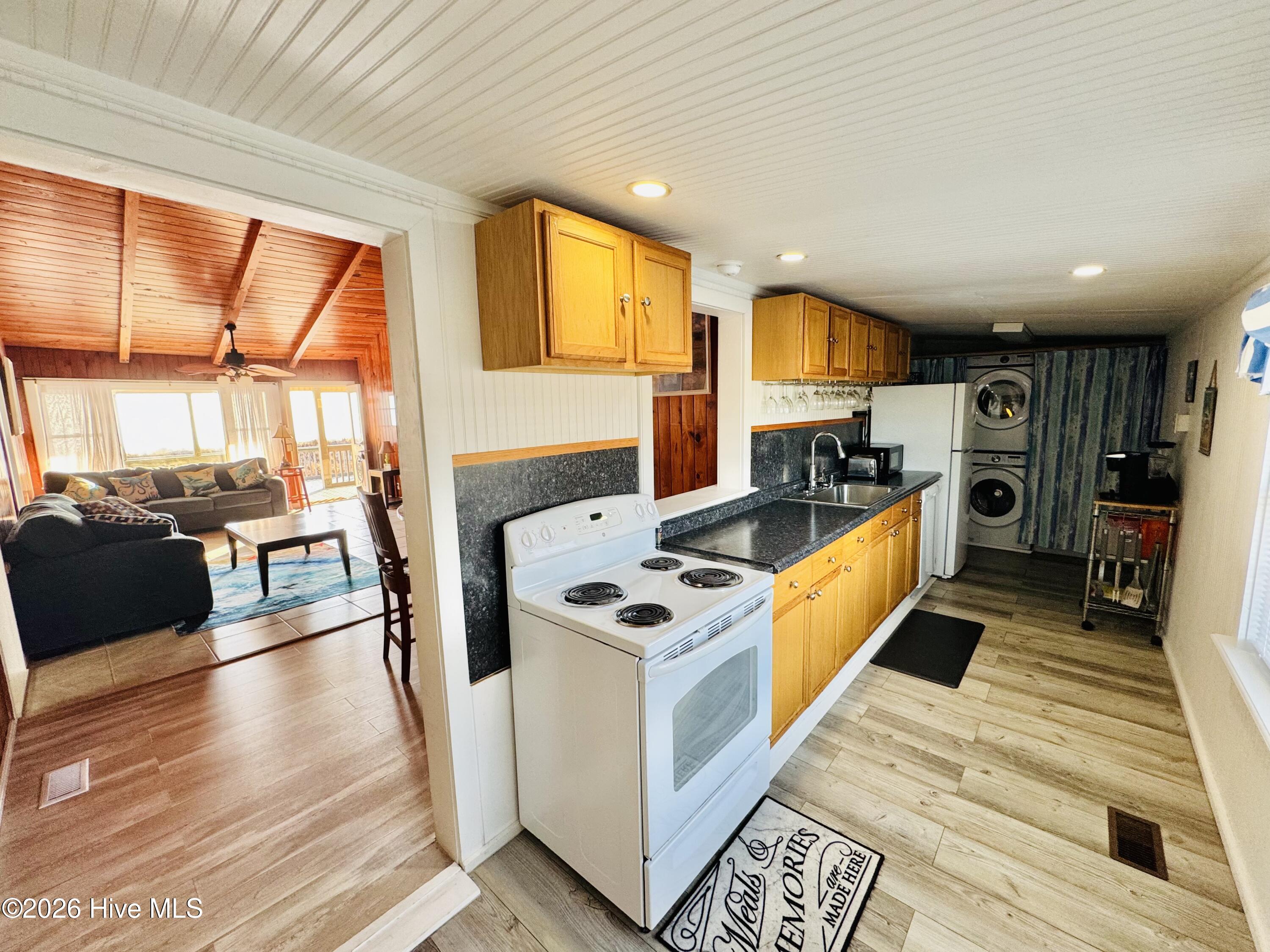 100548859 | Photo 11