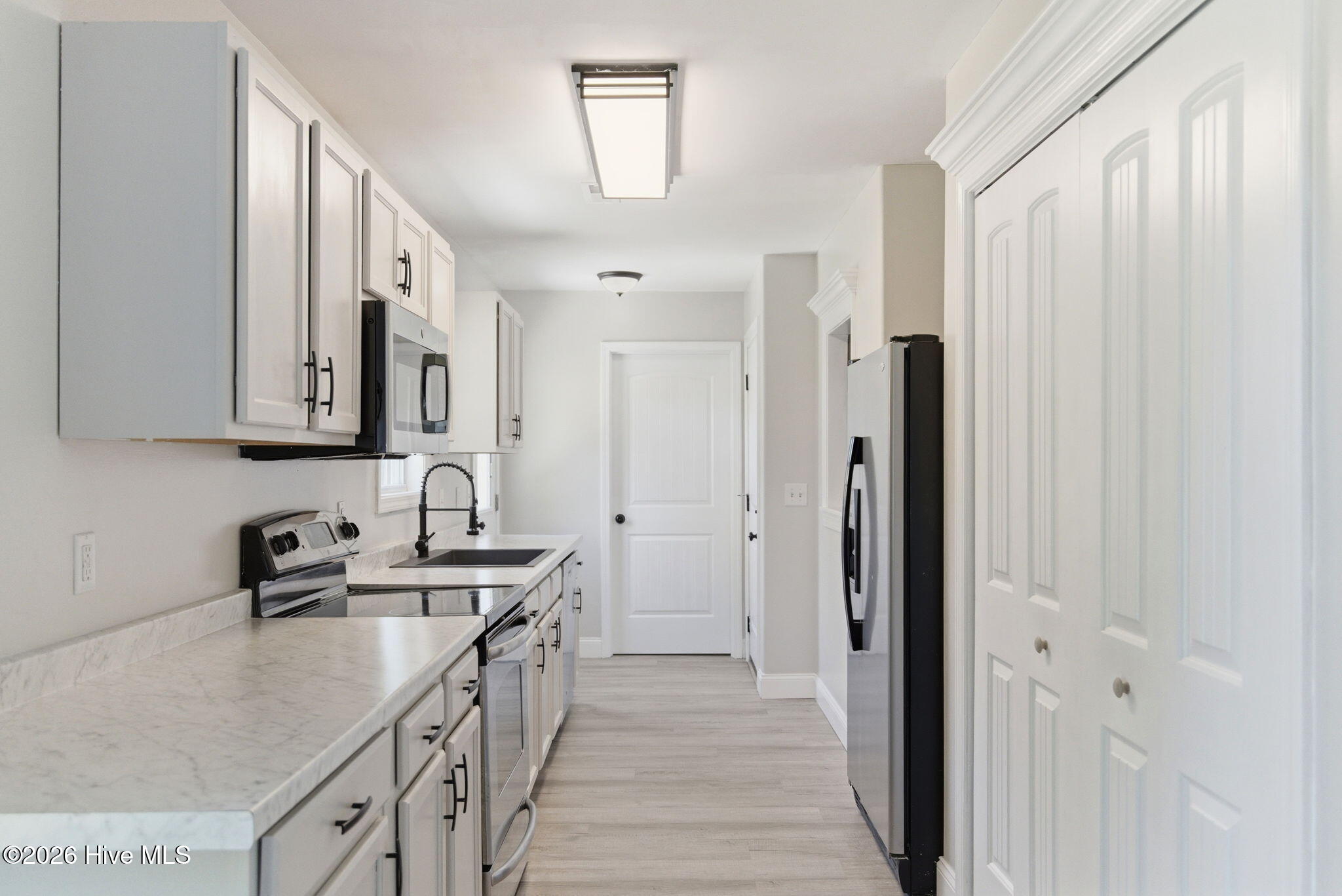 100570118 | Photo 12