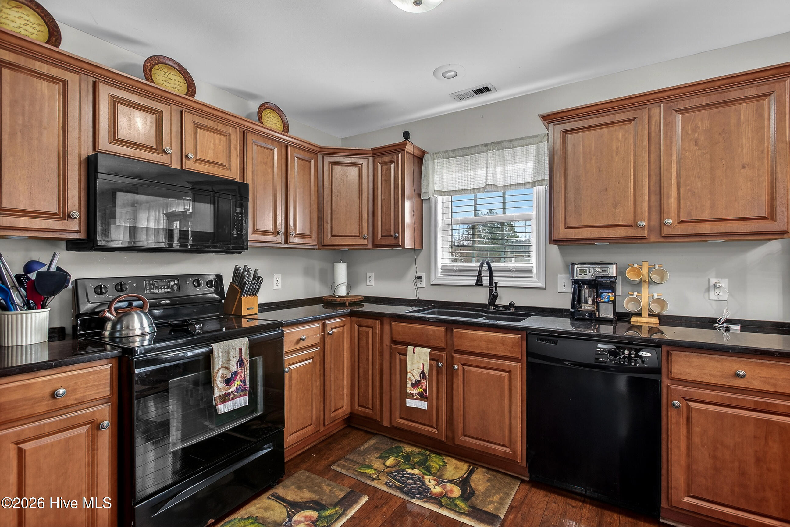 100557000 | Photo 11