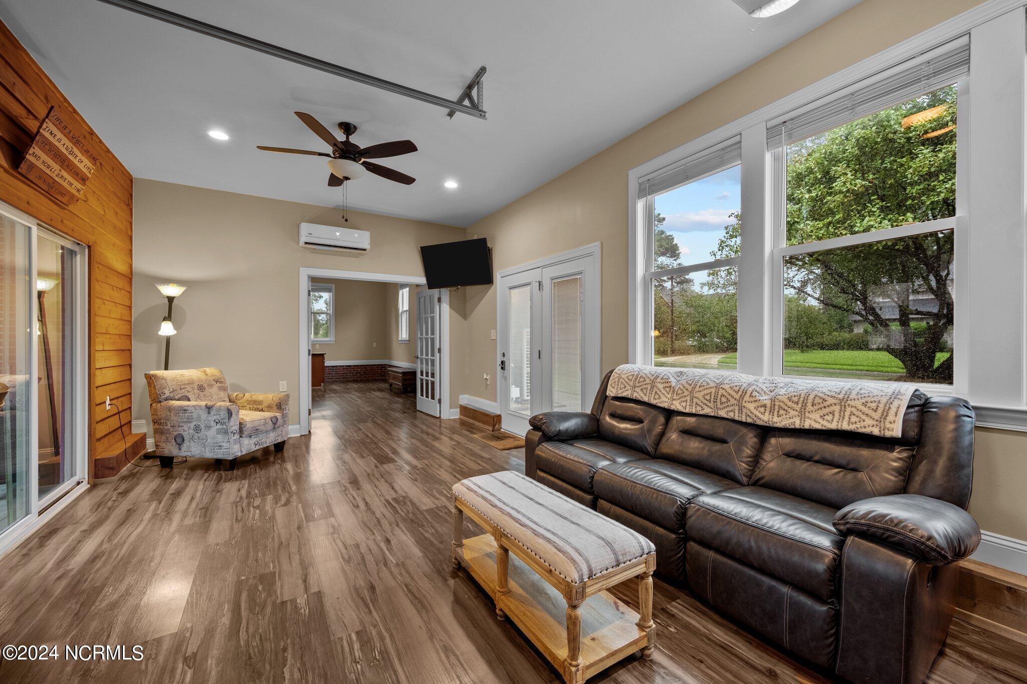 100528351 | Photo 15