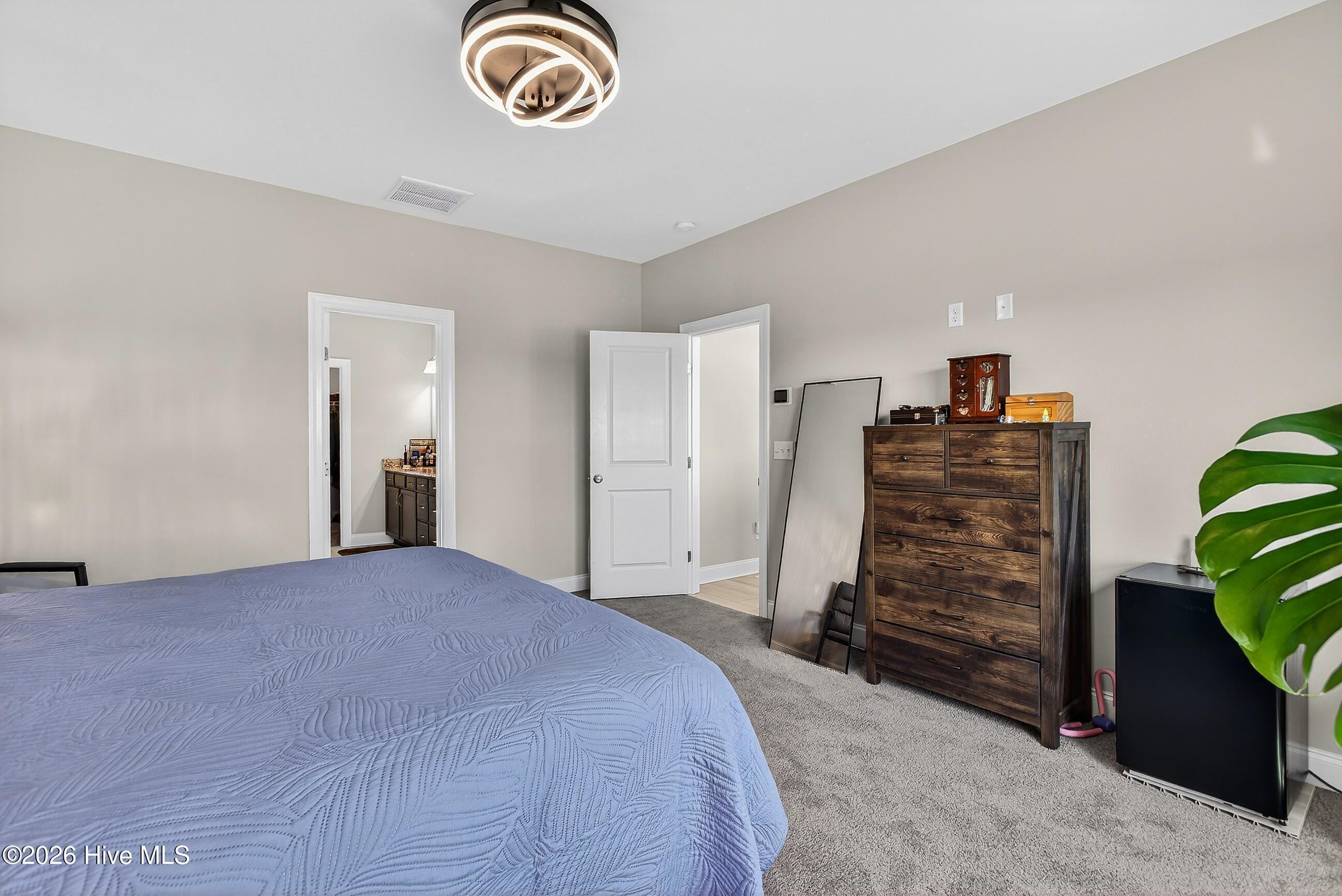 100561338 | Photo 25