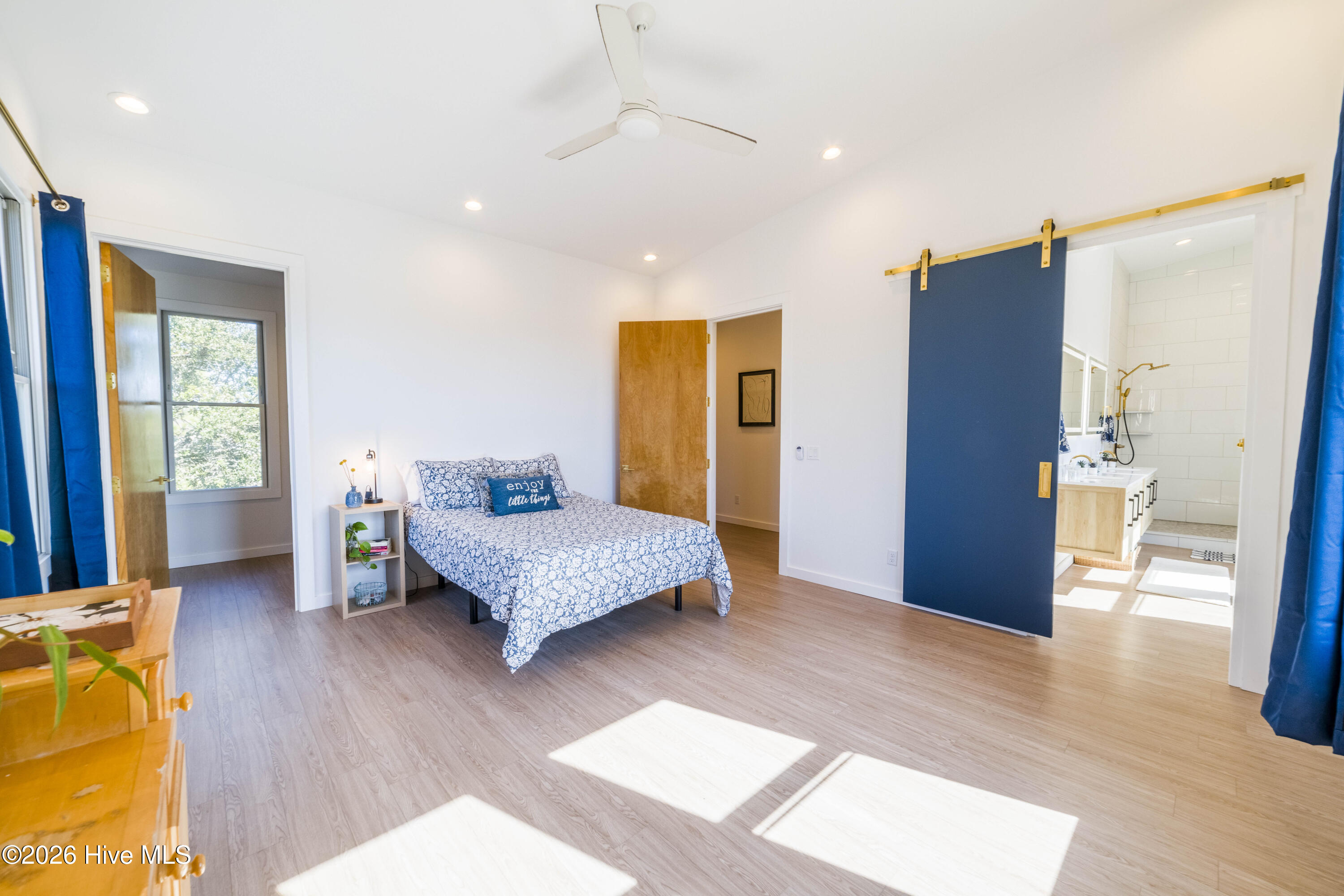 100554850 | Photo 41