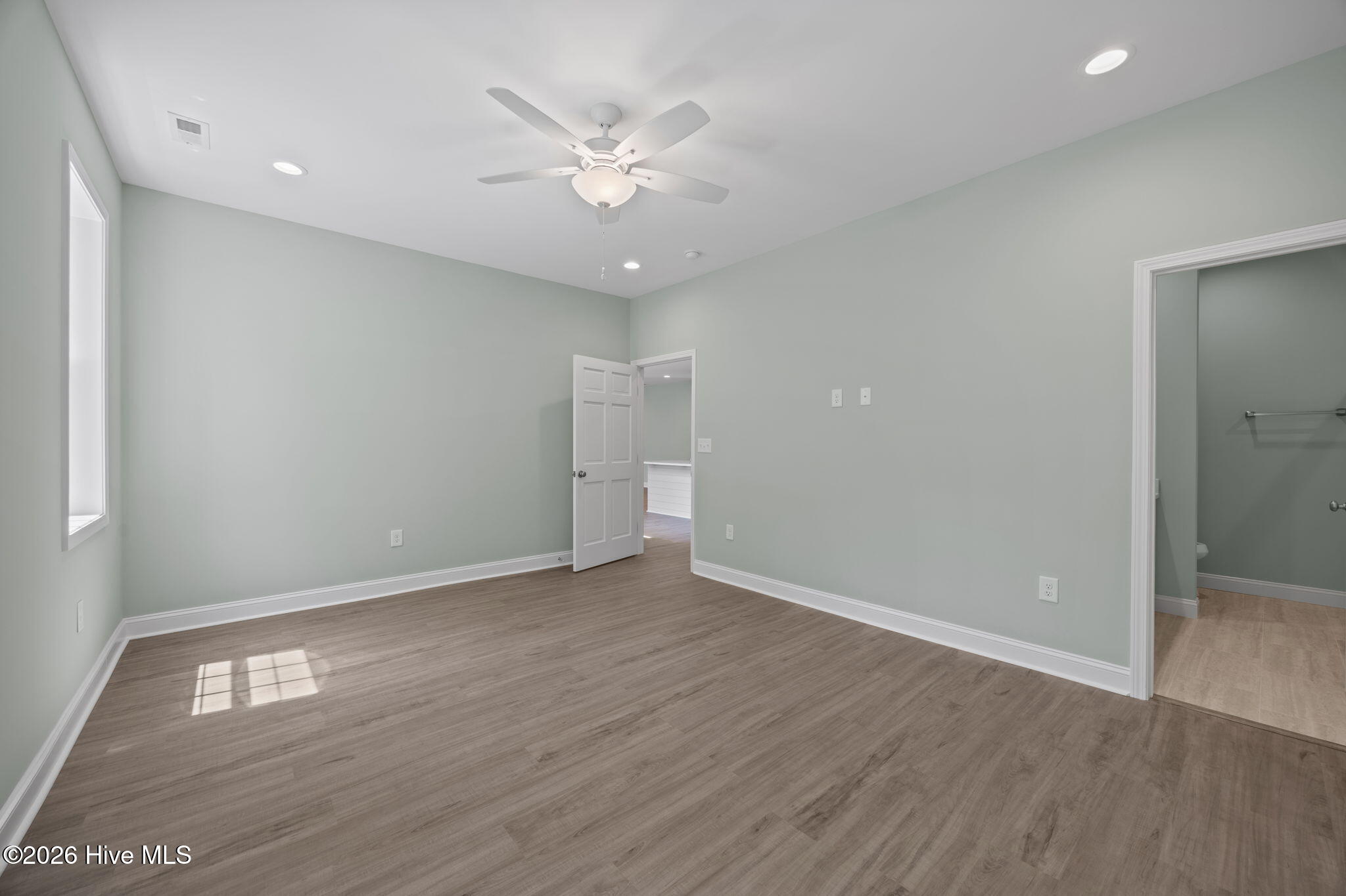 100568646 | Photo 18