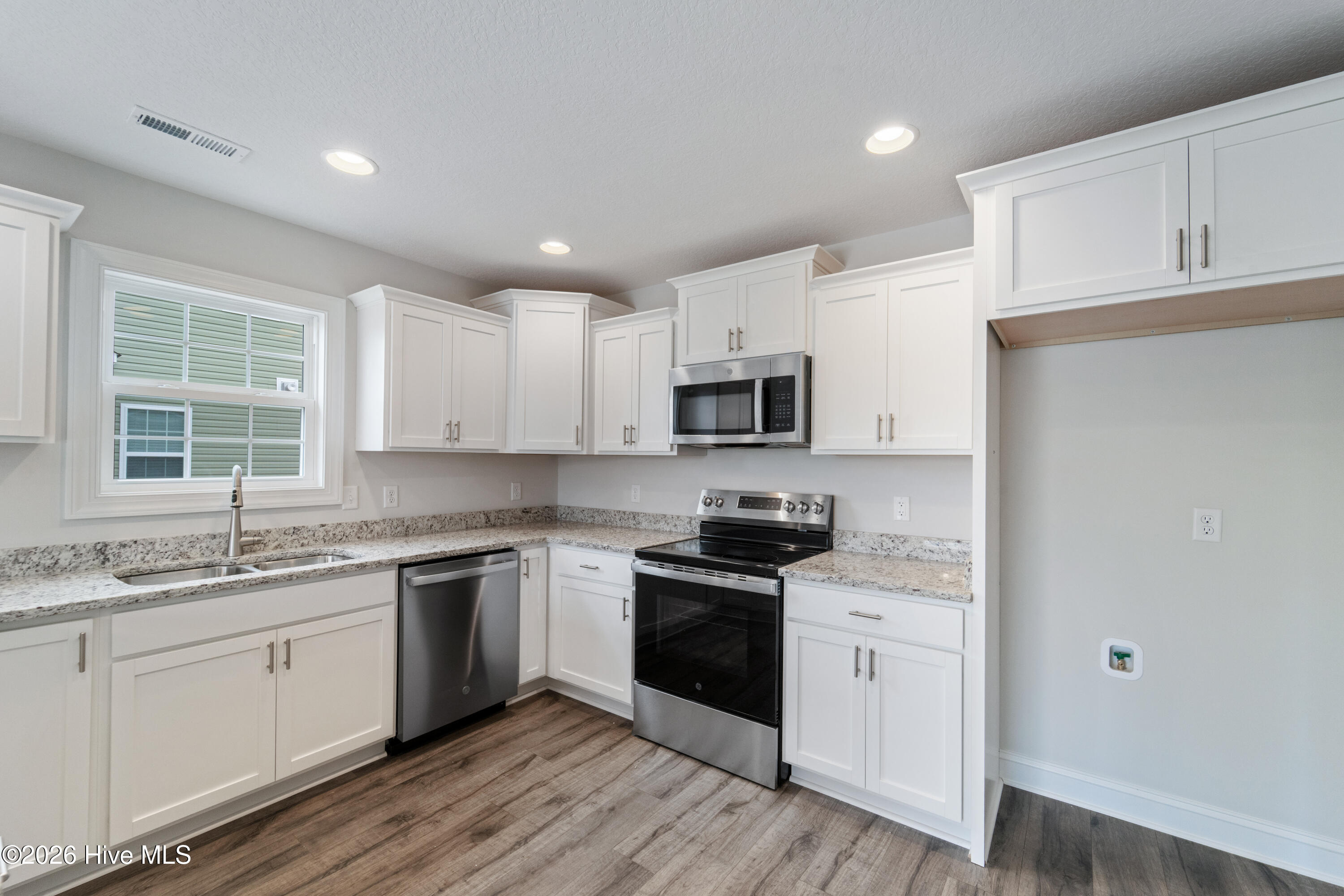 100523680 | Photo 12