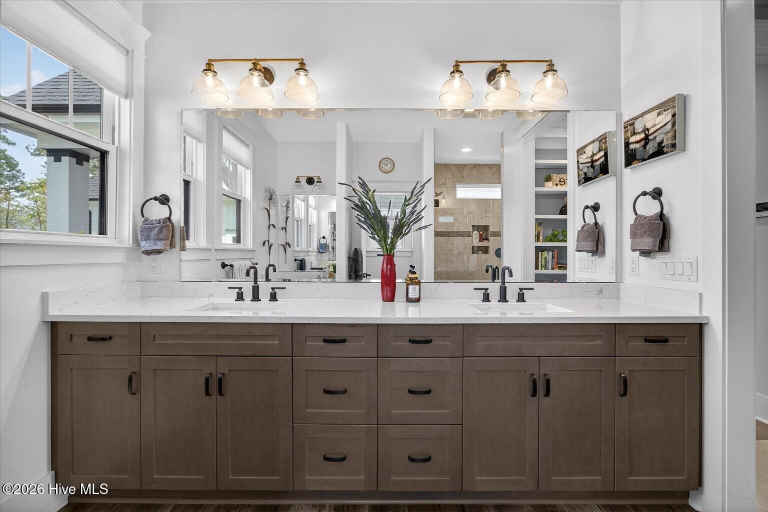 100566266 | Photo 40