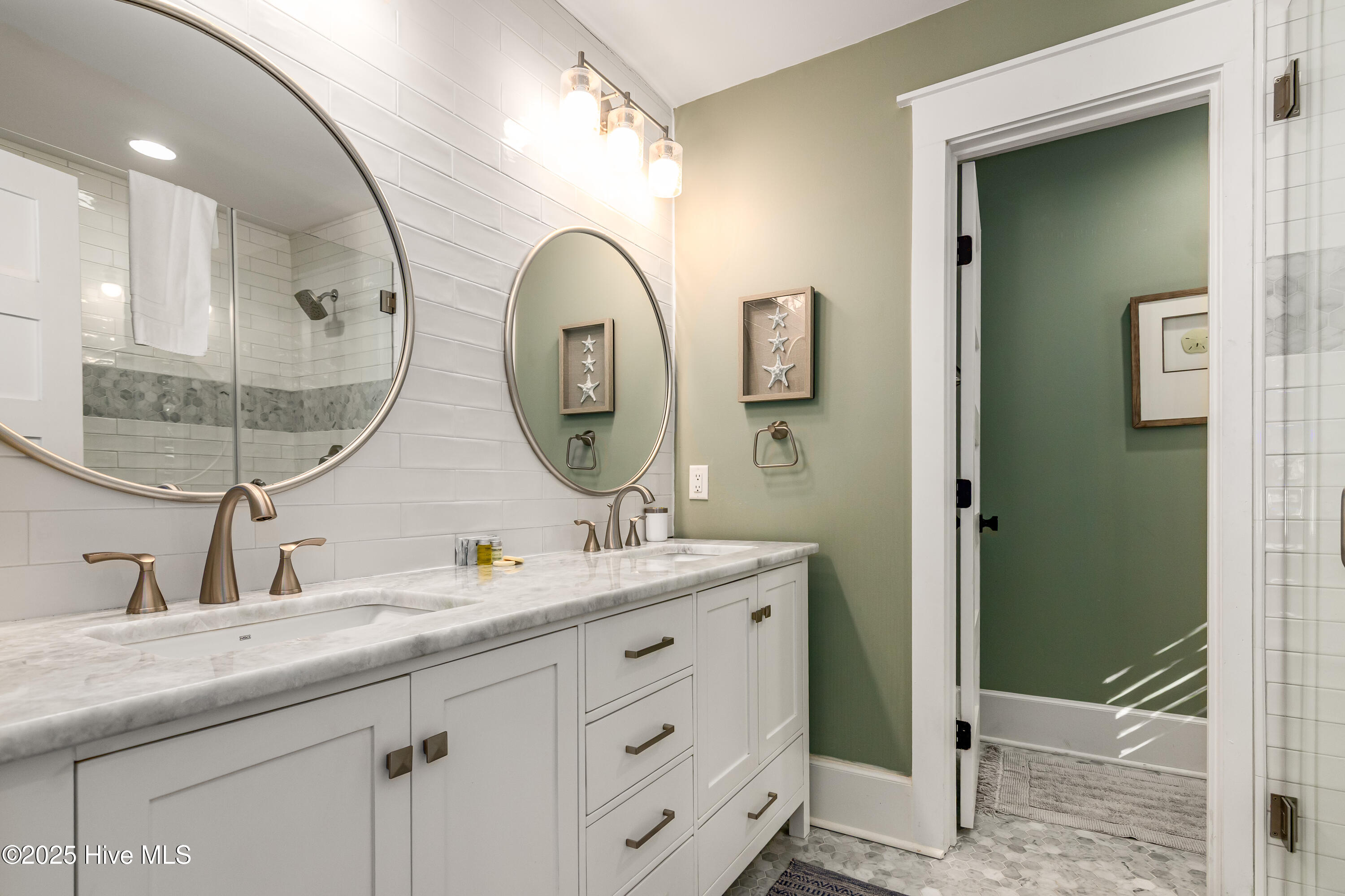 100530236 | Photo 51