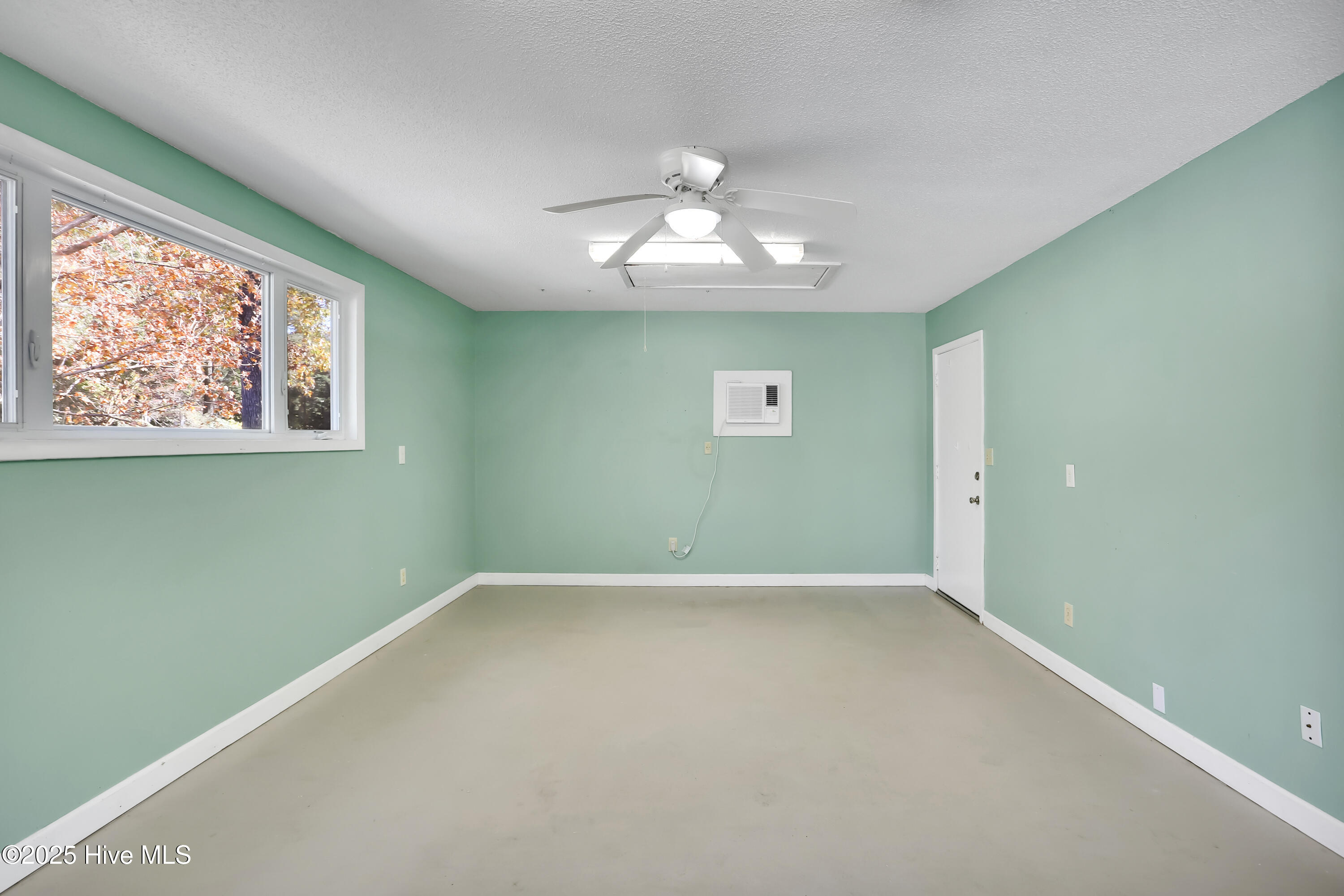 100543025 | Photo 43