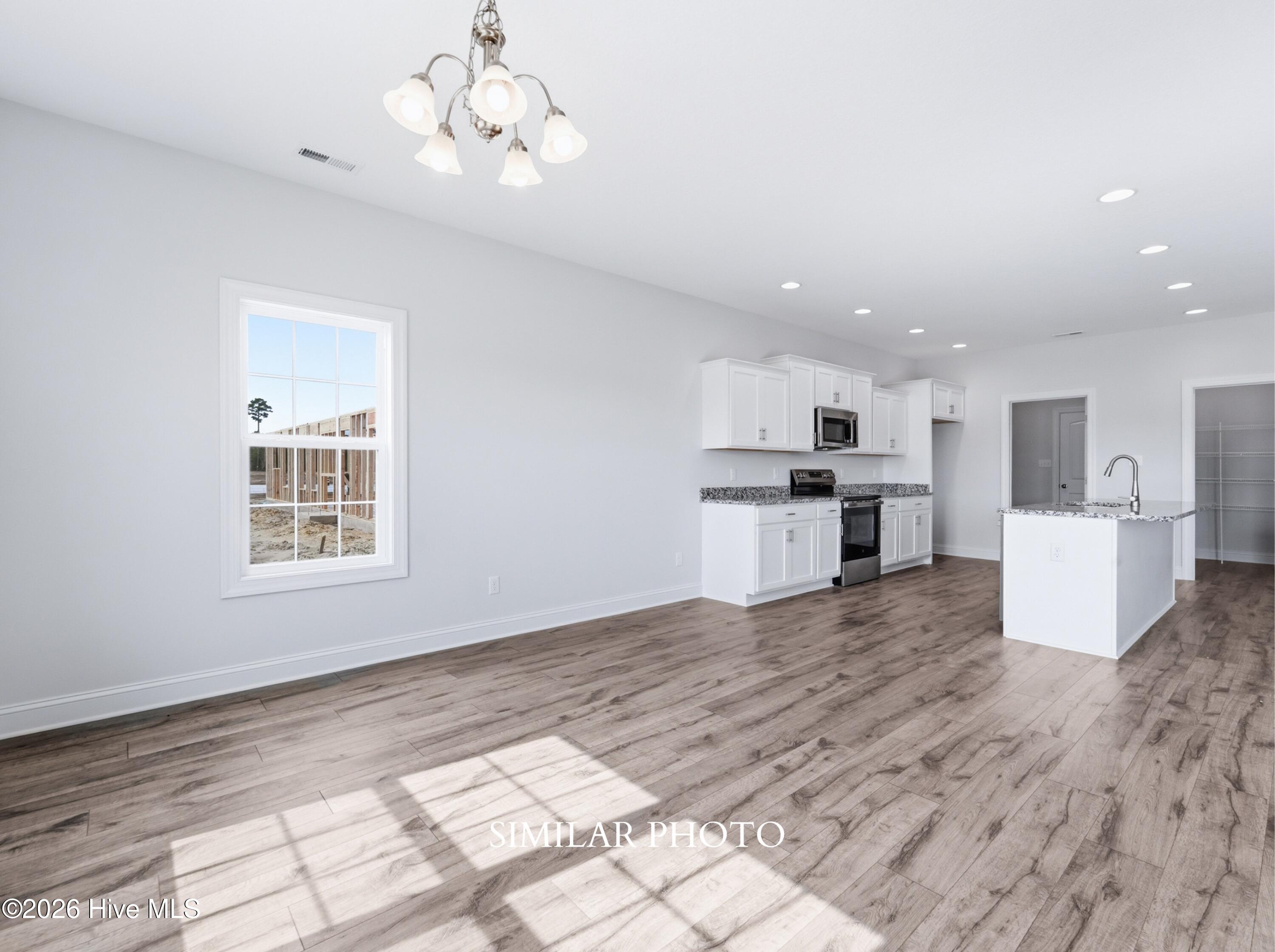 100553958 | Photo 16