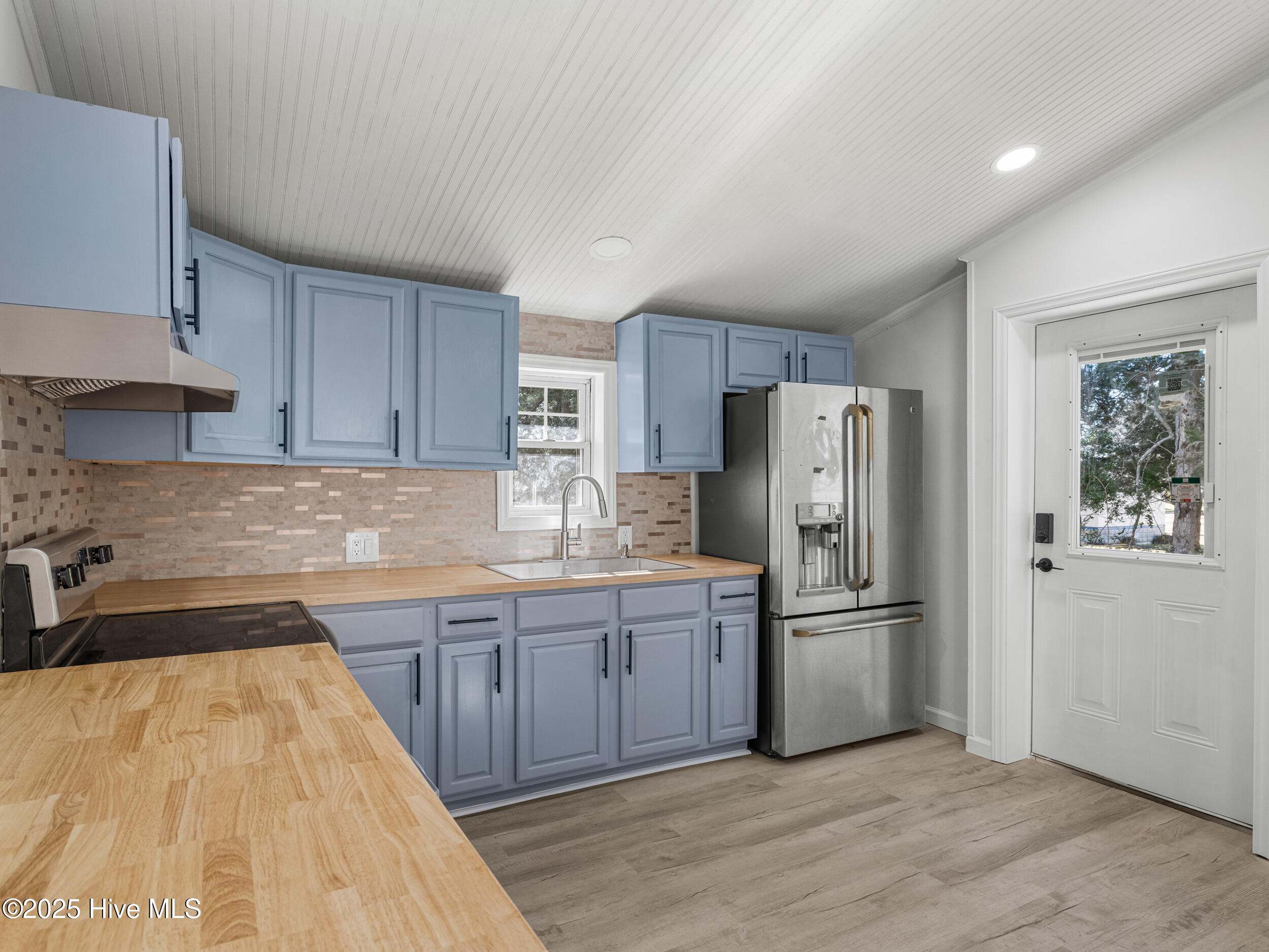 100545373 | Photo 14