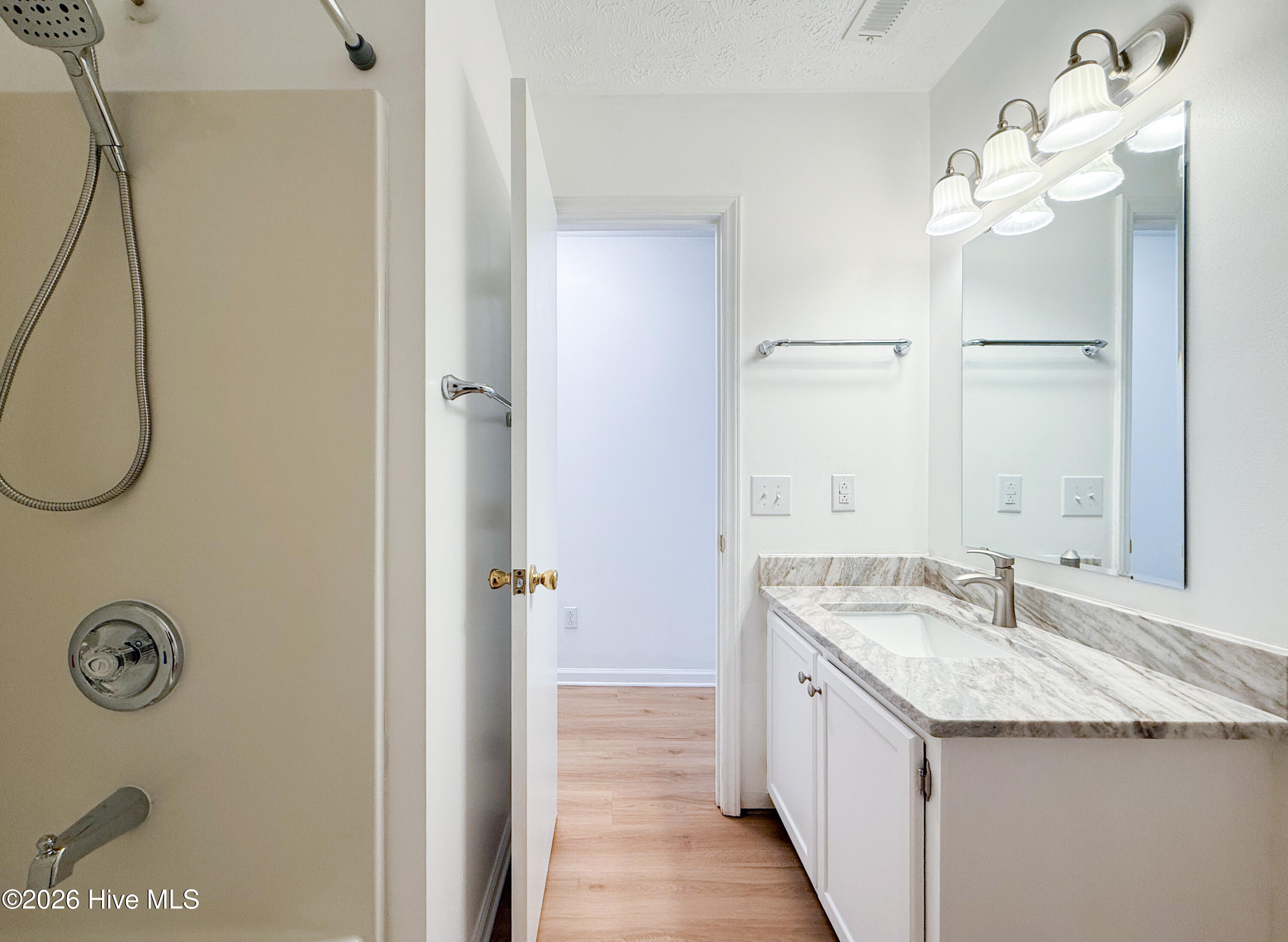 100568255 | Photo 47