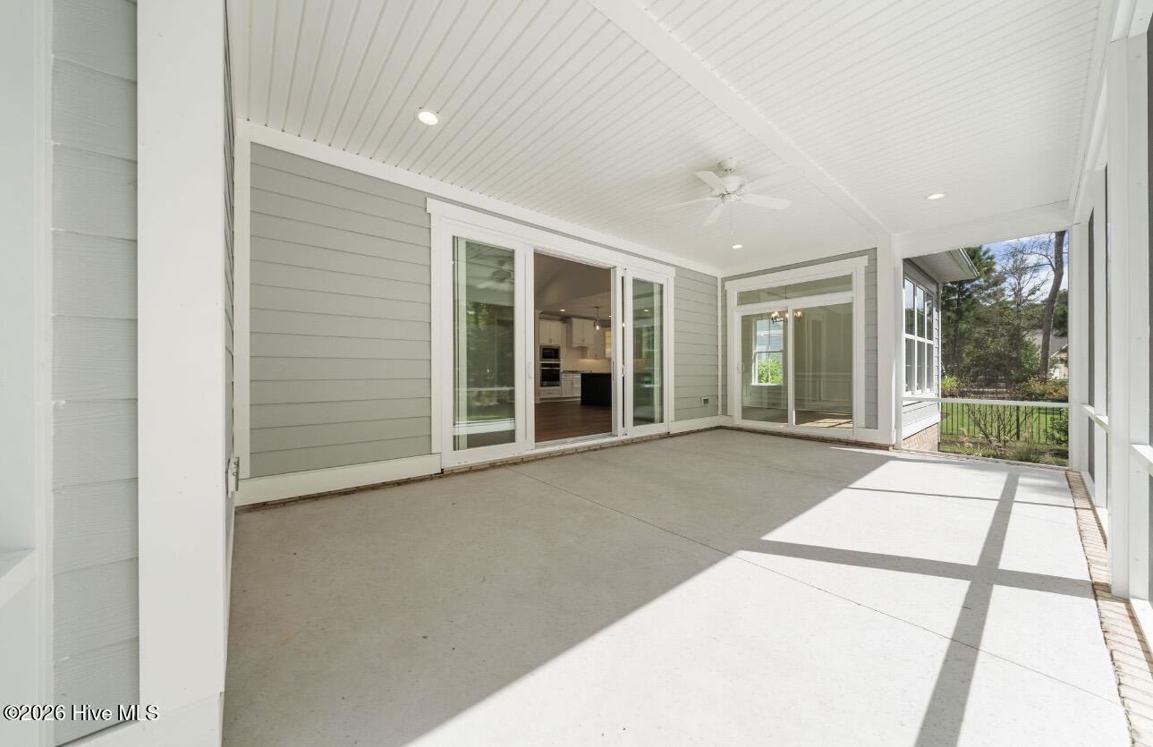 100556989 | Photo 22