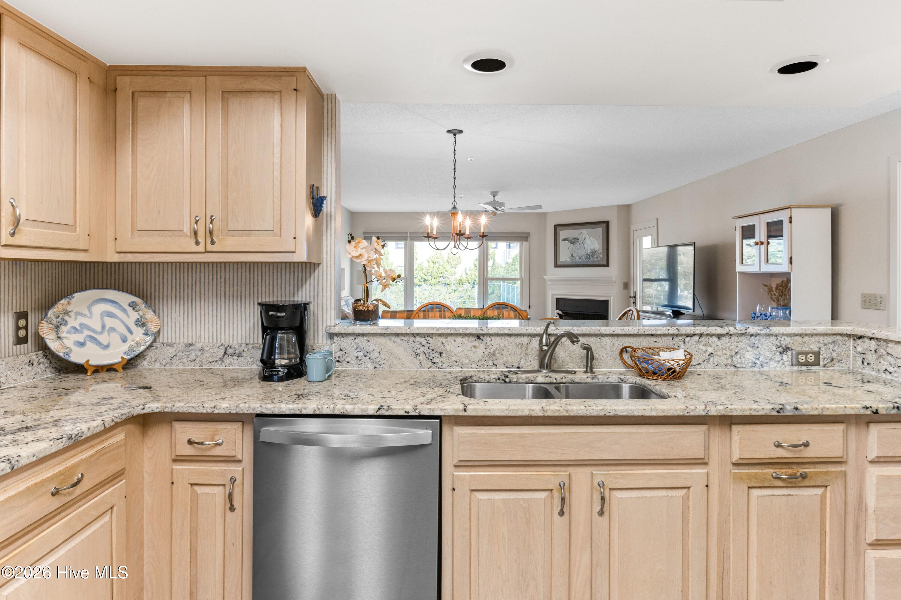 100549677 | Photo 14