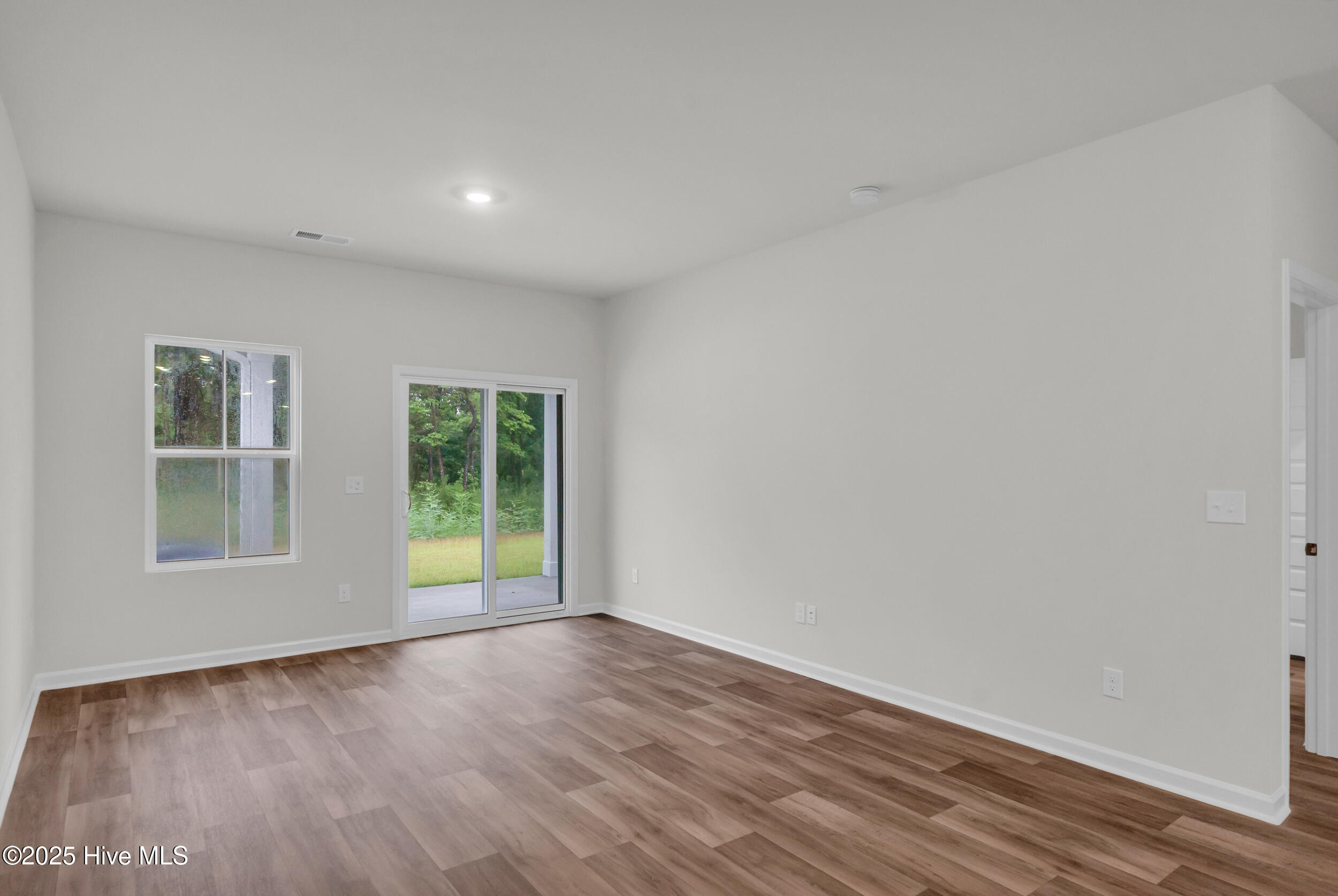 100521809 | Photo 16