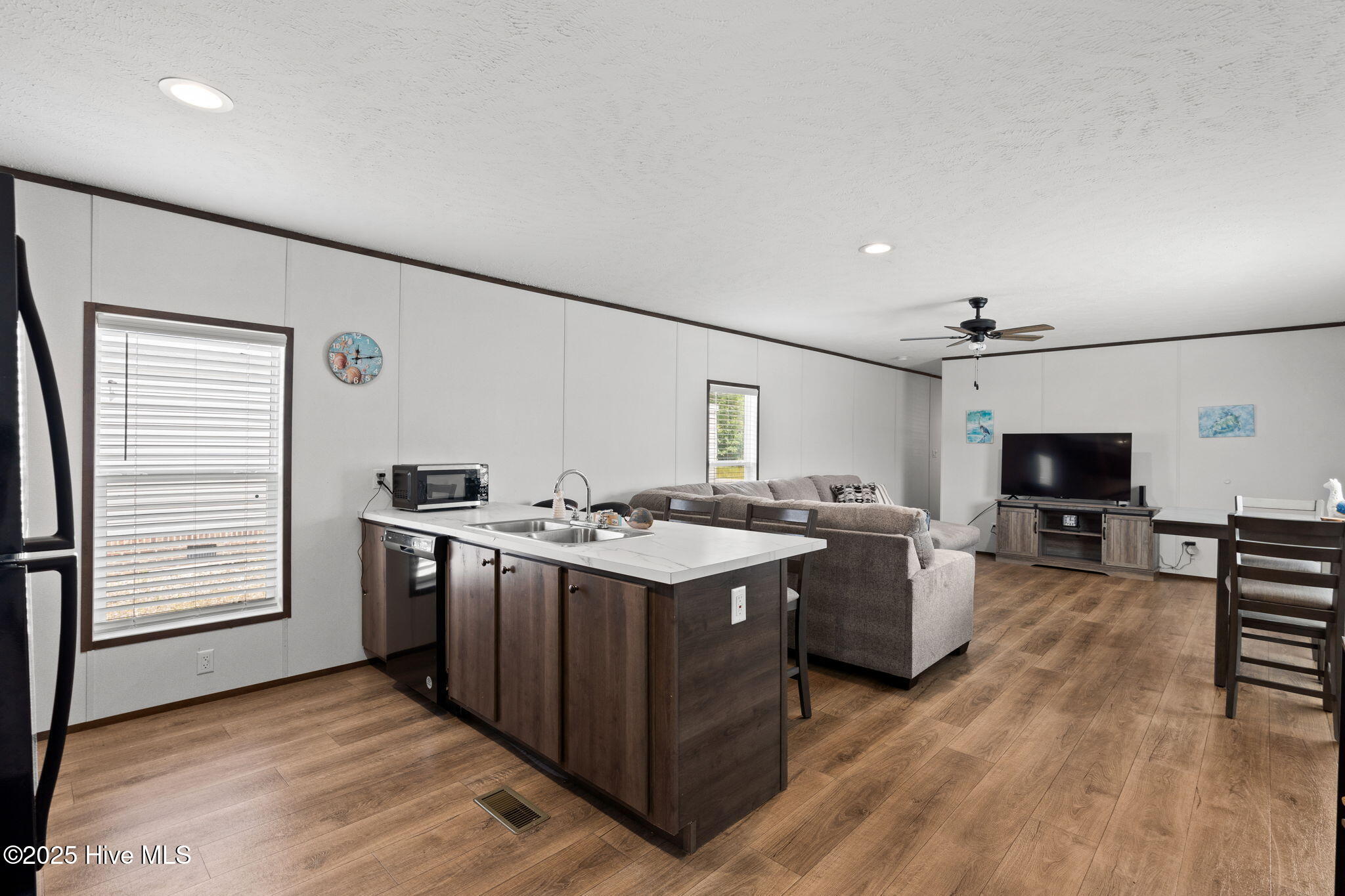 100526745 | Photo 10