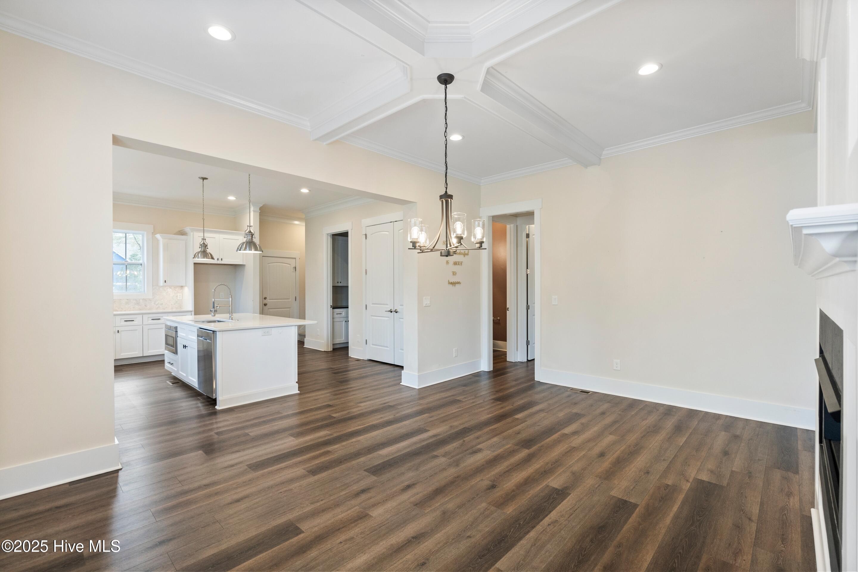 100544817 | Photo 13