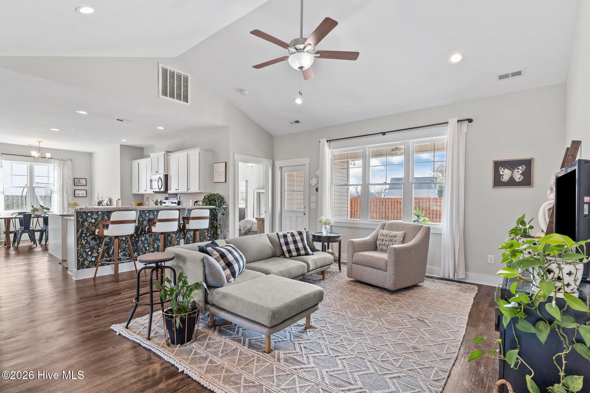 100558156 | Photo 15