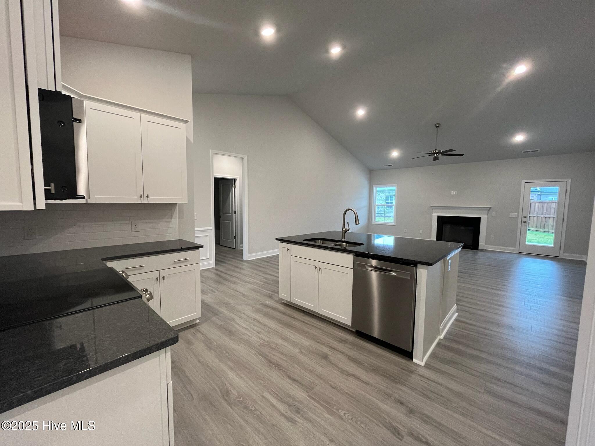 100447887 | Photo 21