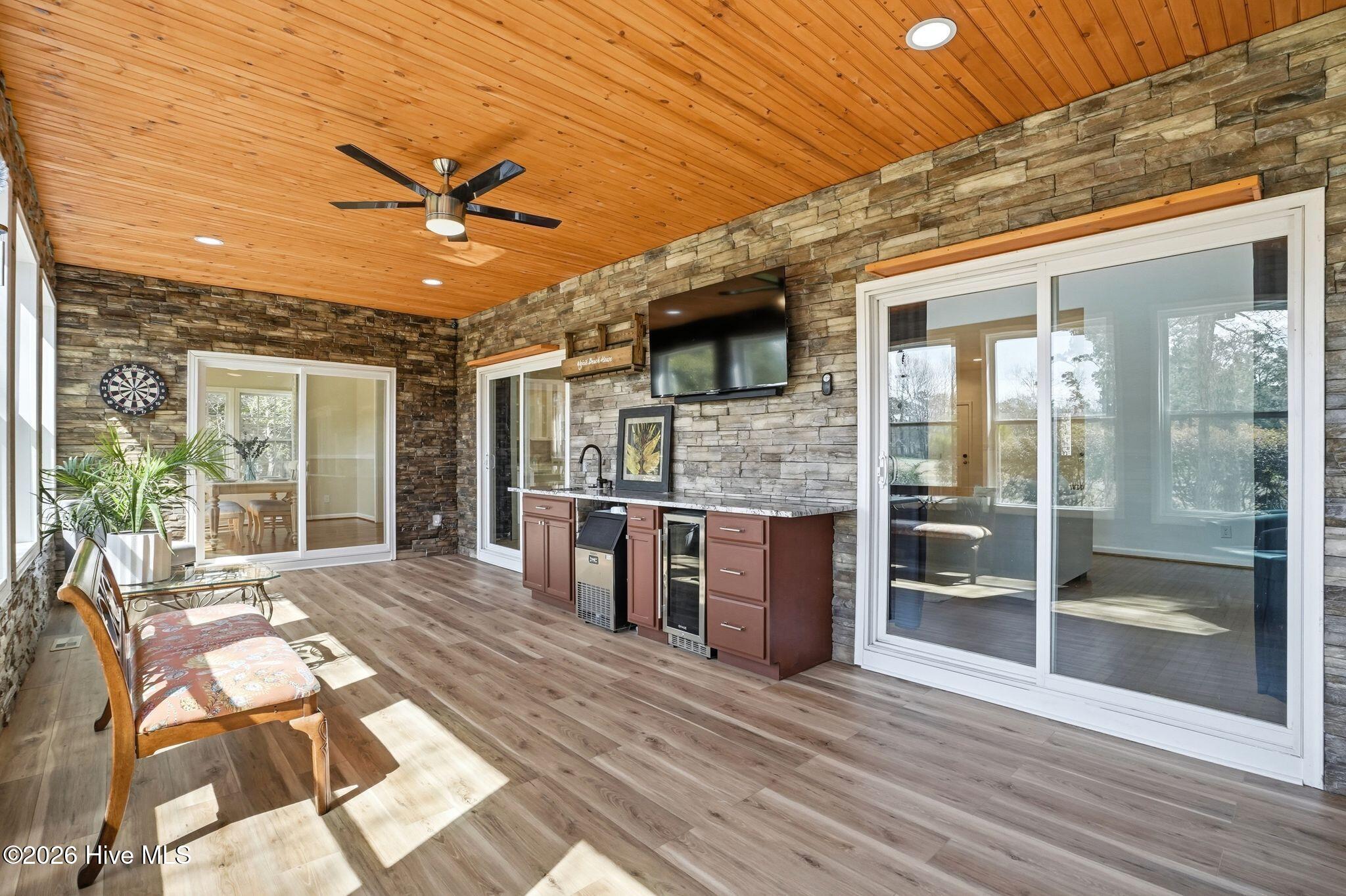 100560935 | Photo 72