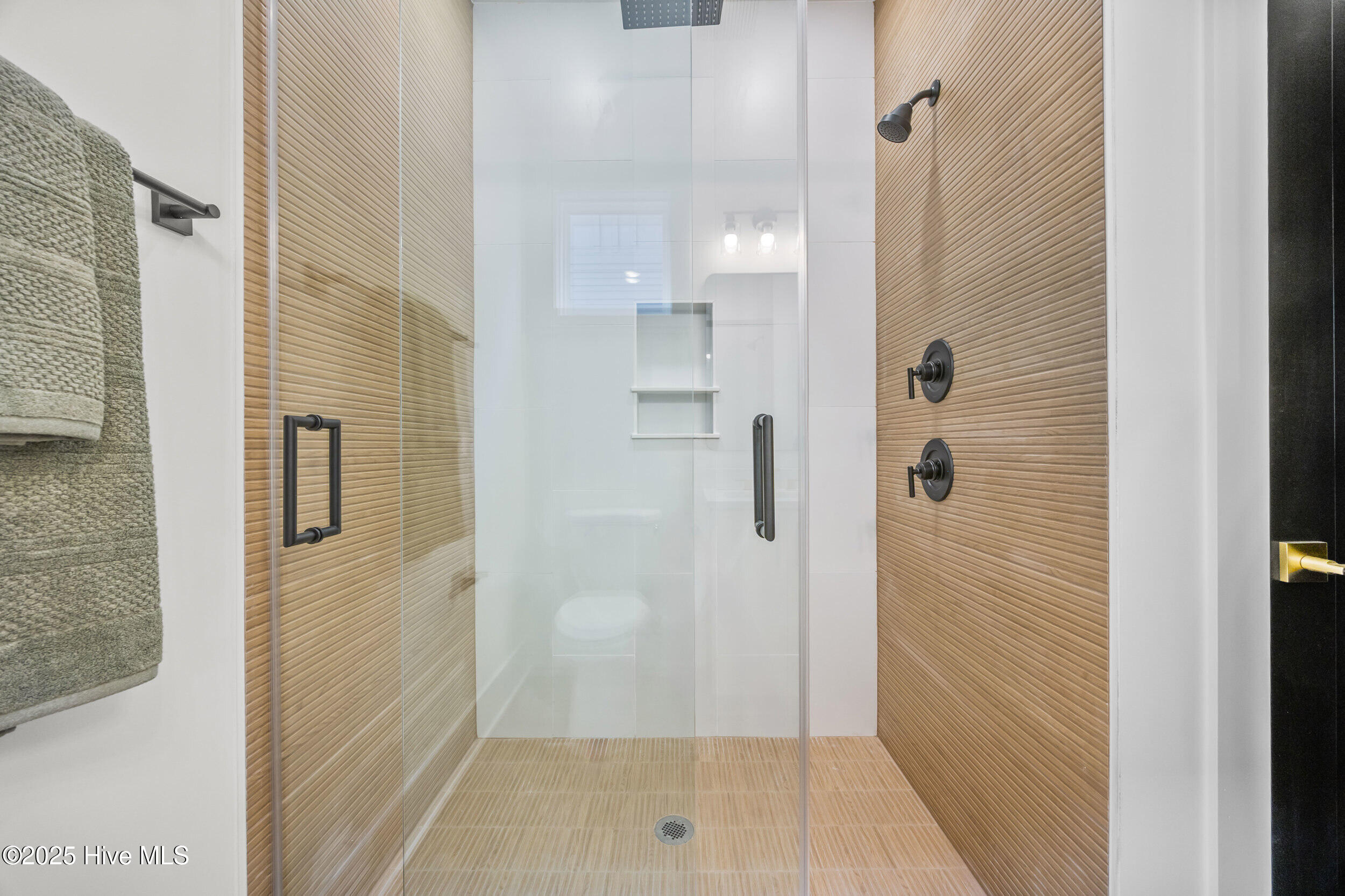 100557890 | Photo 29