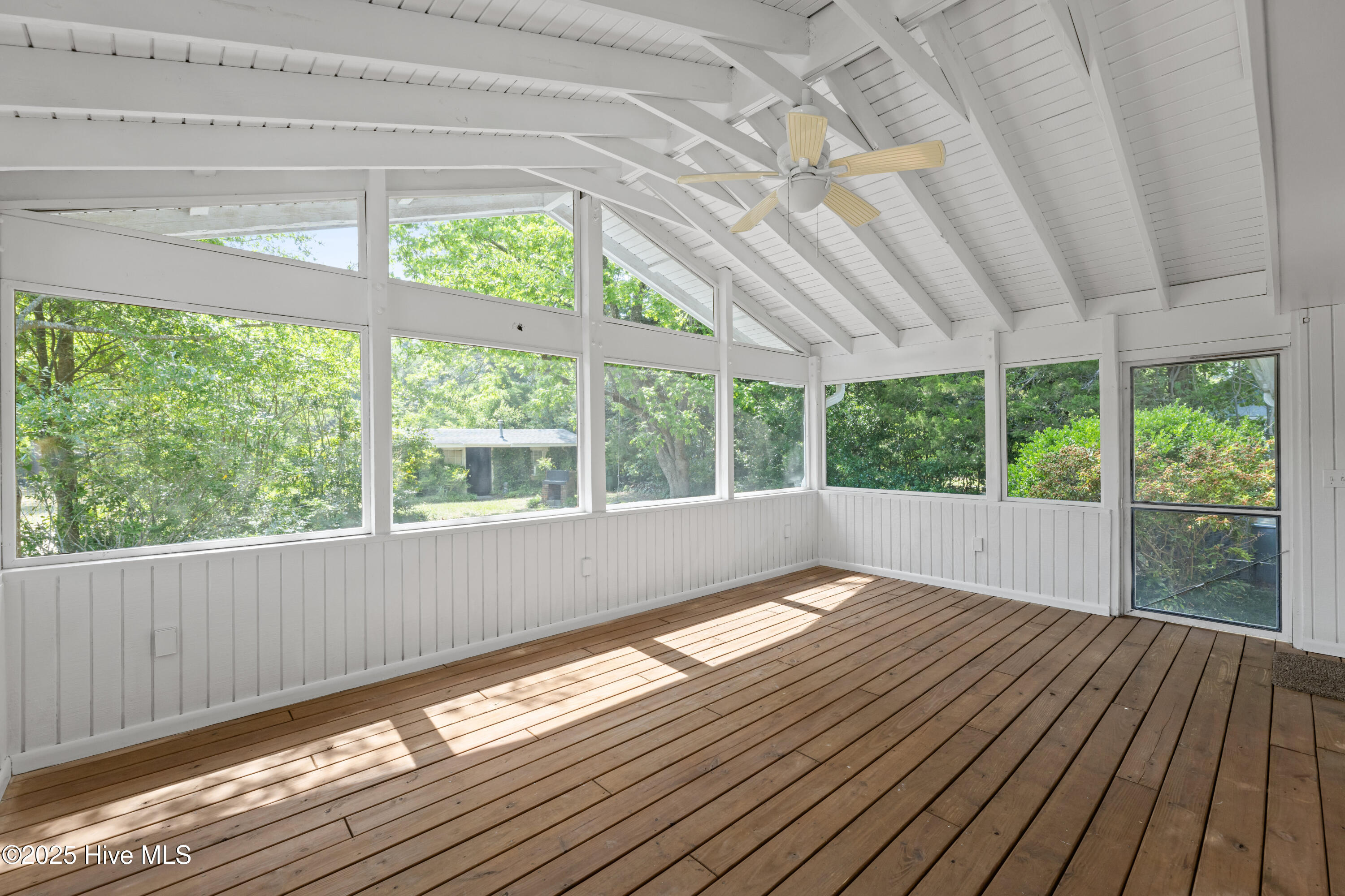 100548409 | Photo 28