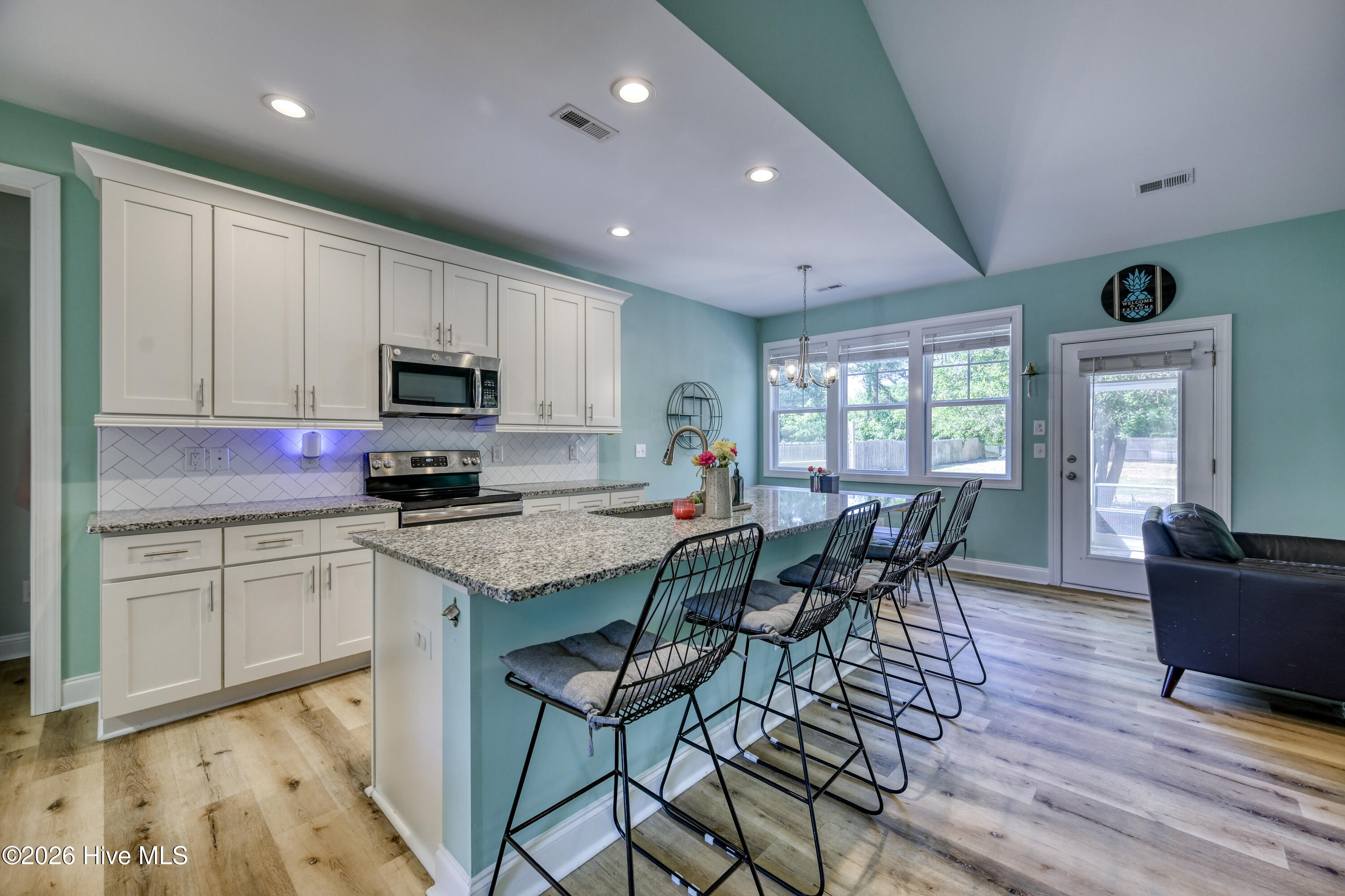 100569284 | Photo 12