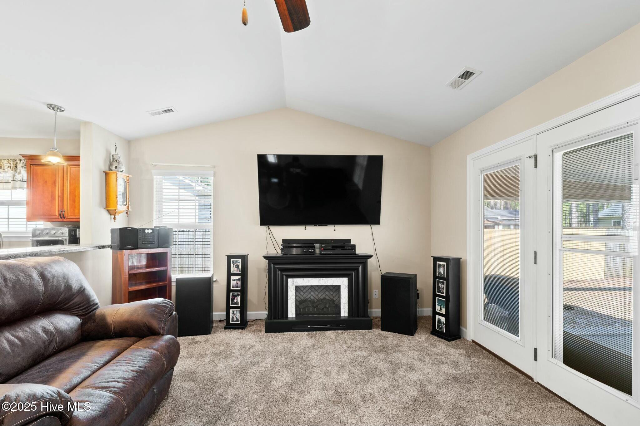 100503089 | Photo 26