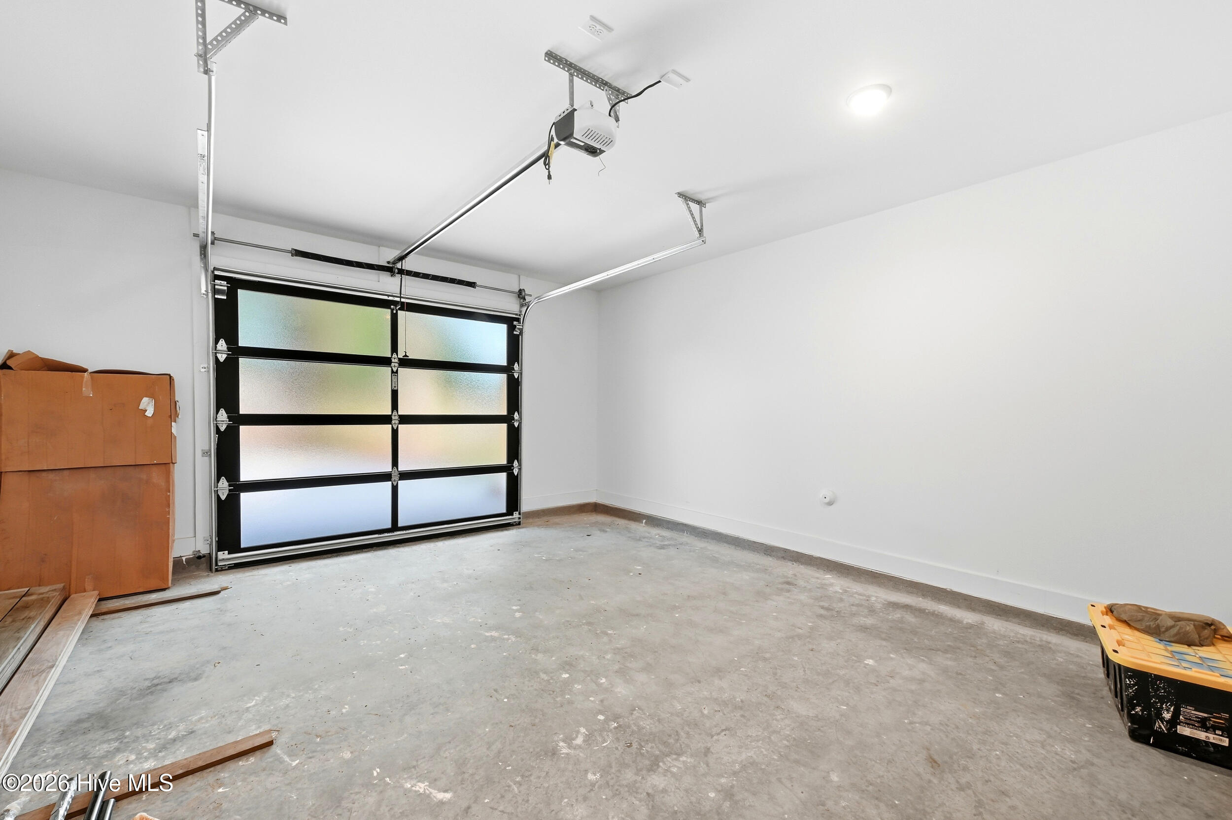 100586077 | Photo 38