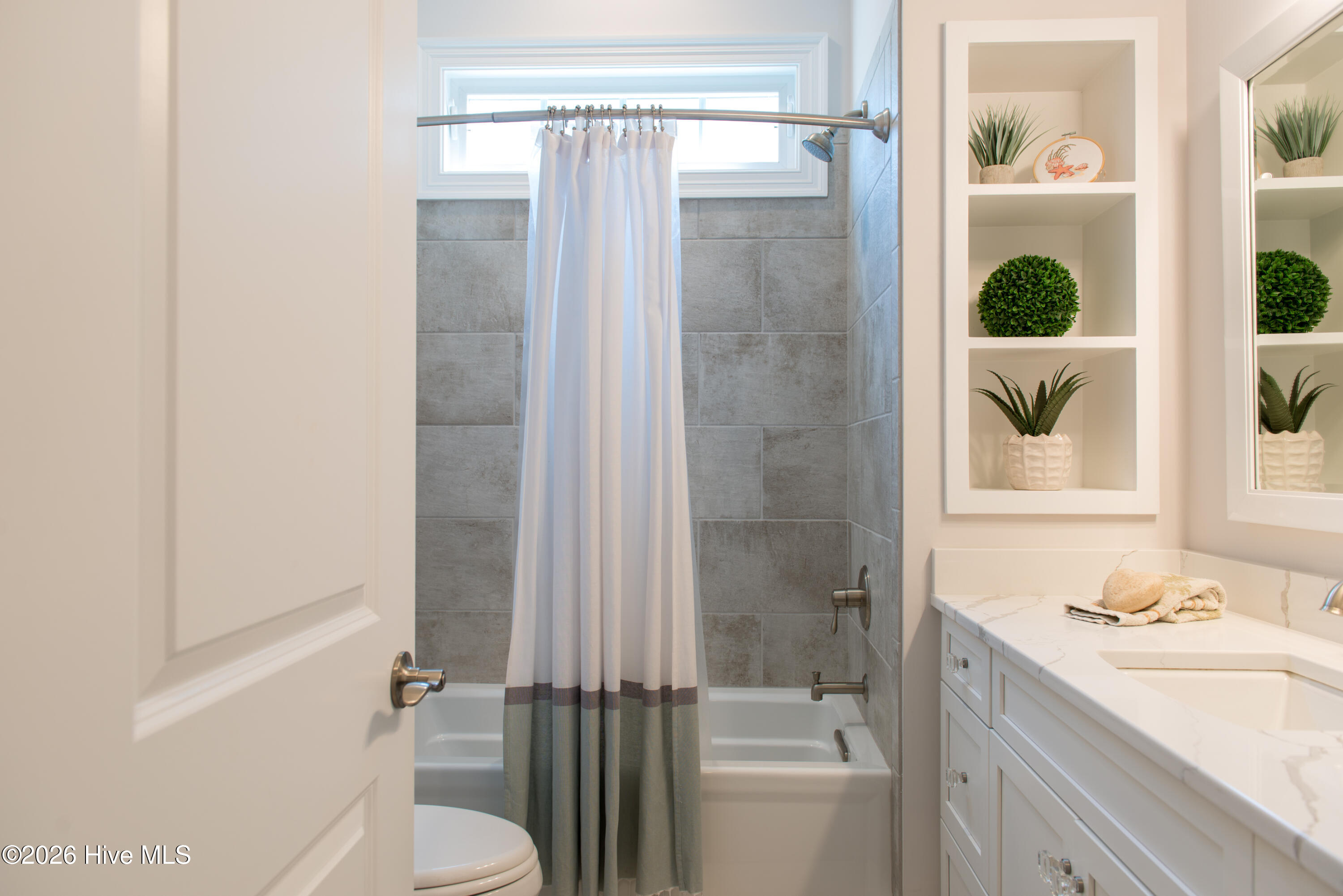 100560299 | Photo 58