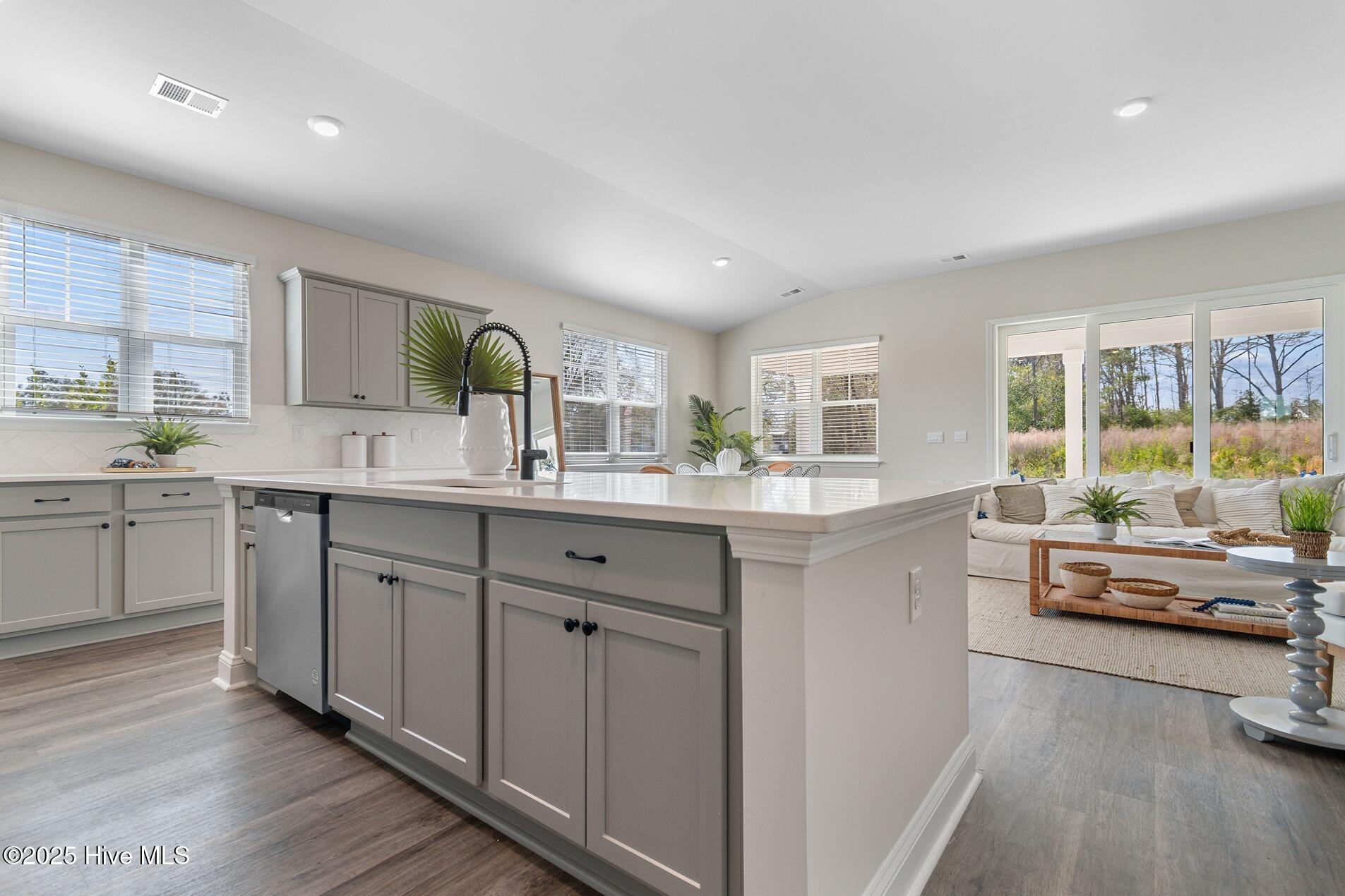 100526245 | Photo 10