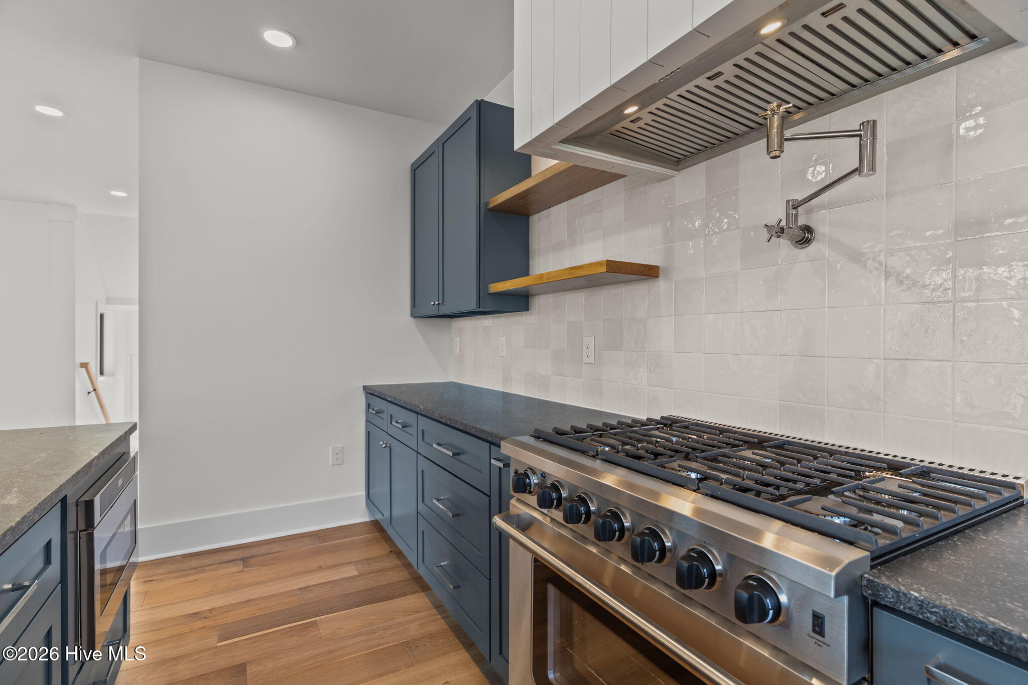 100553287 | Photo 19