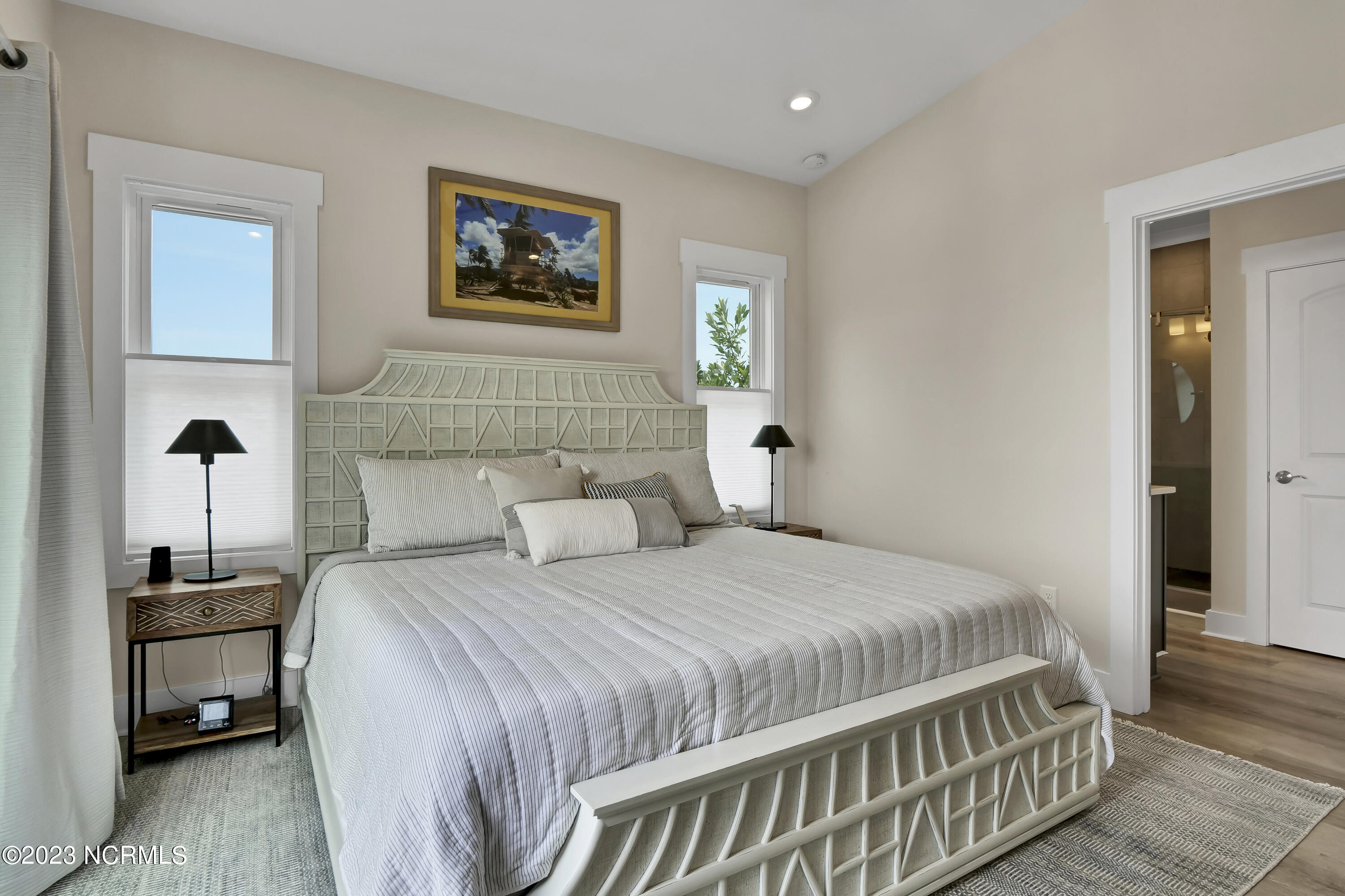 100526223 | Photo 26