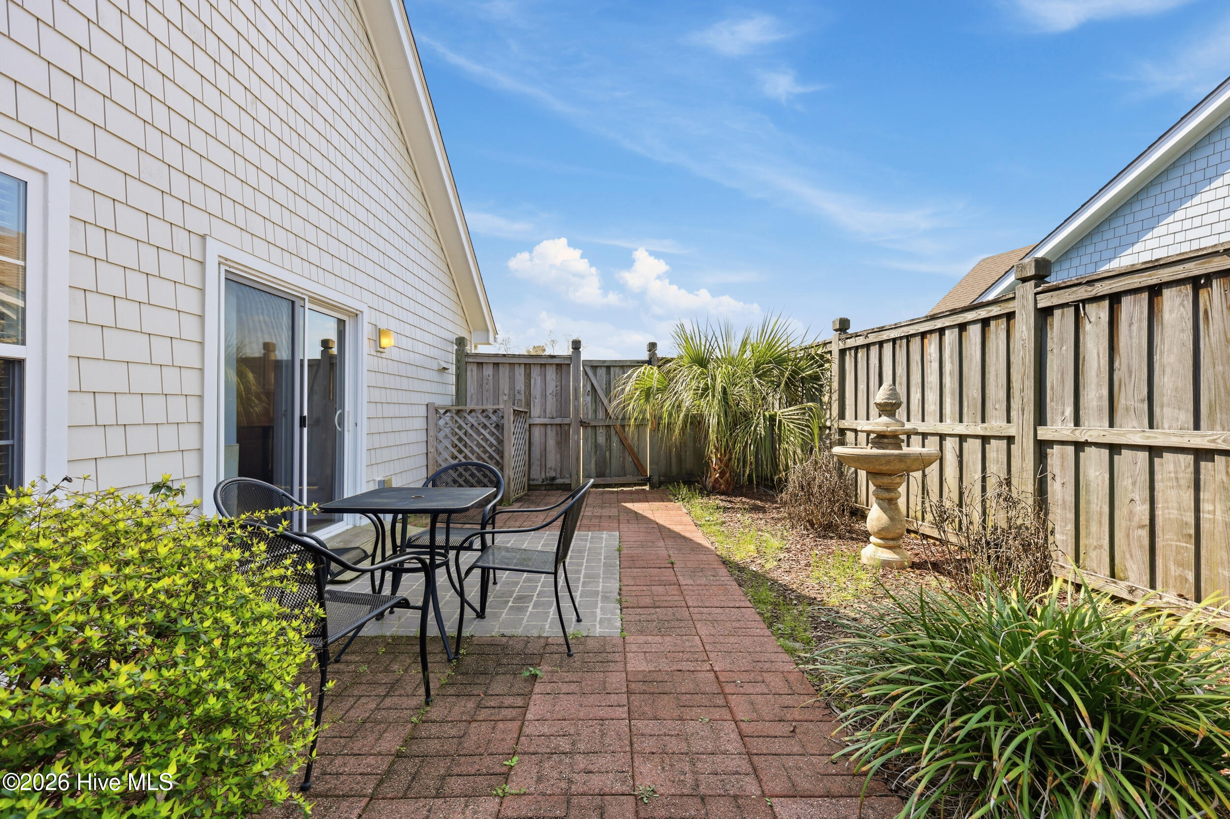 100511628 | Photo 40