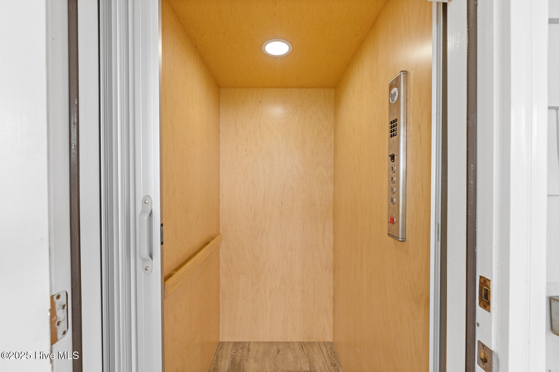 100523627 | Photo 40