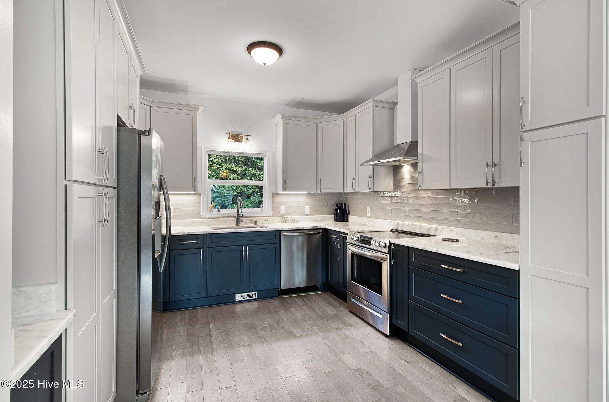 100533935 | Photo 12