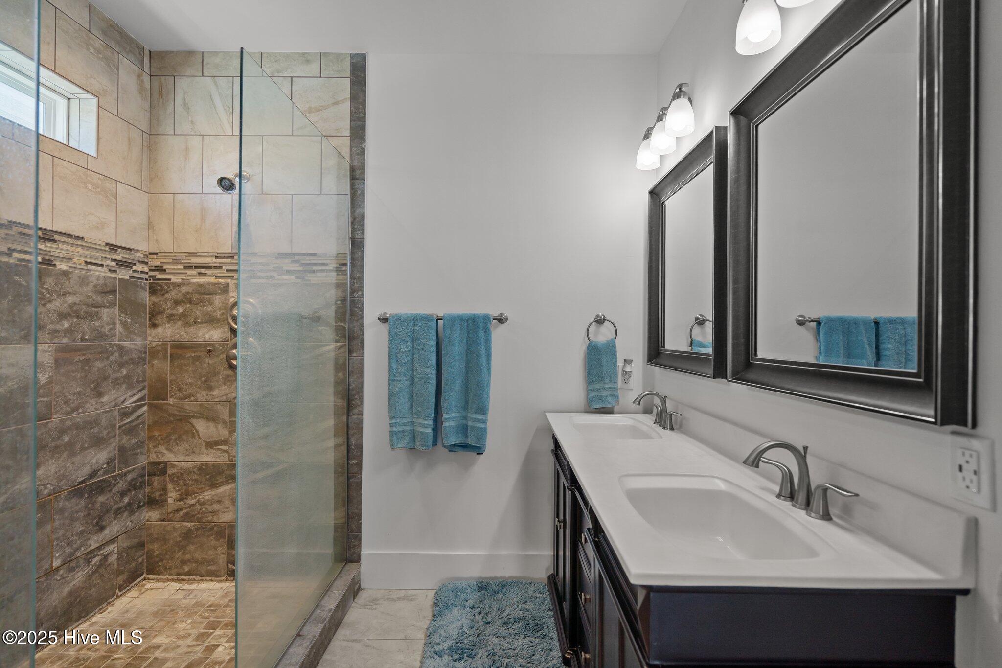 100494725 | Photo 25