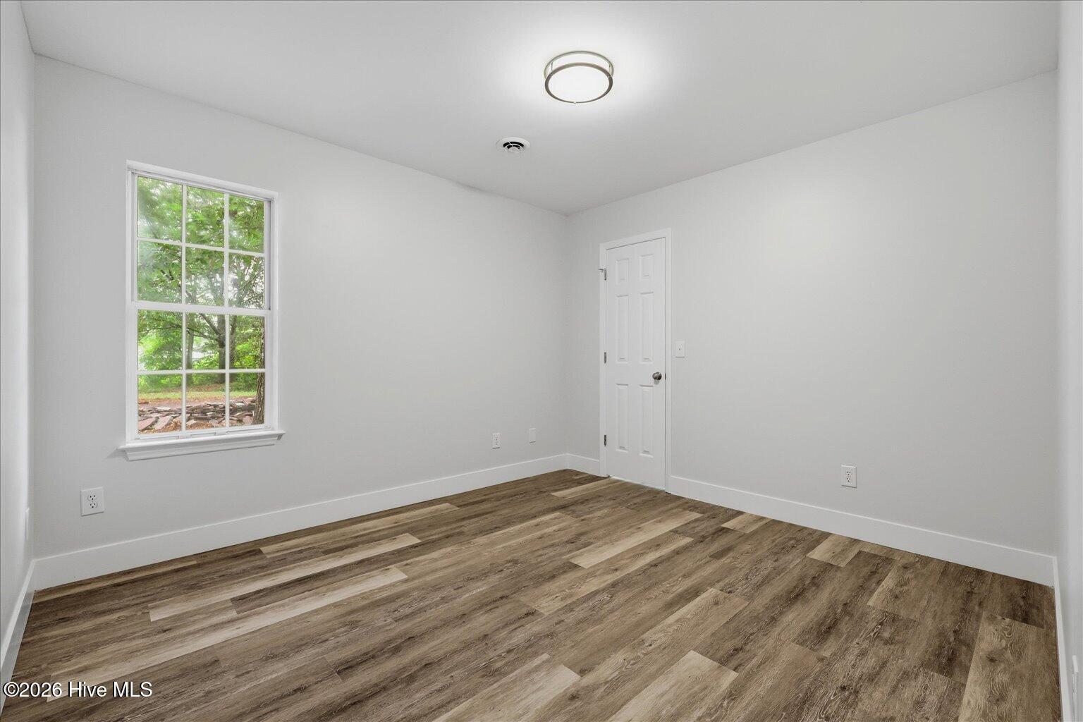 100570357 | Photo 33