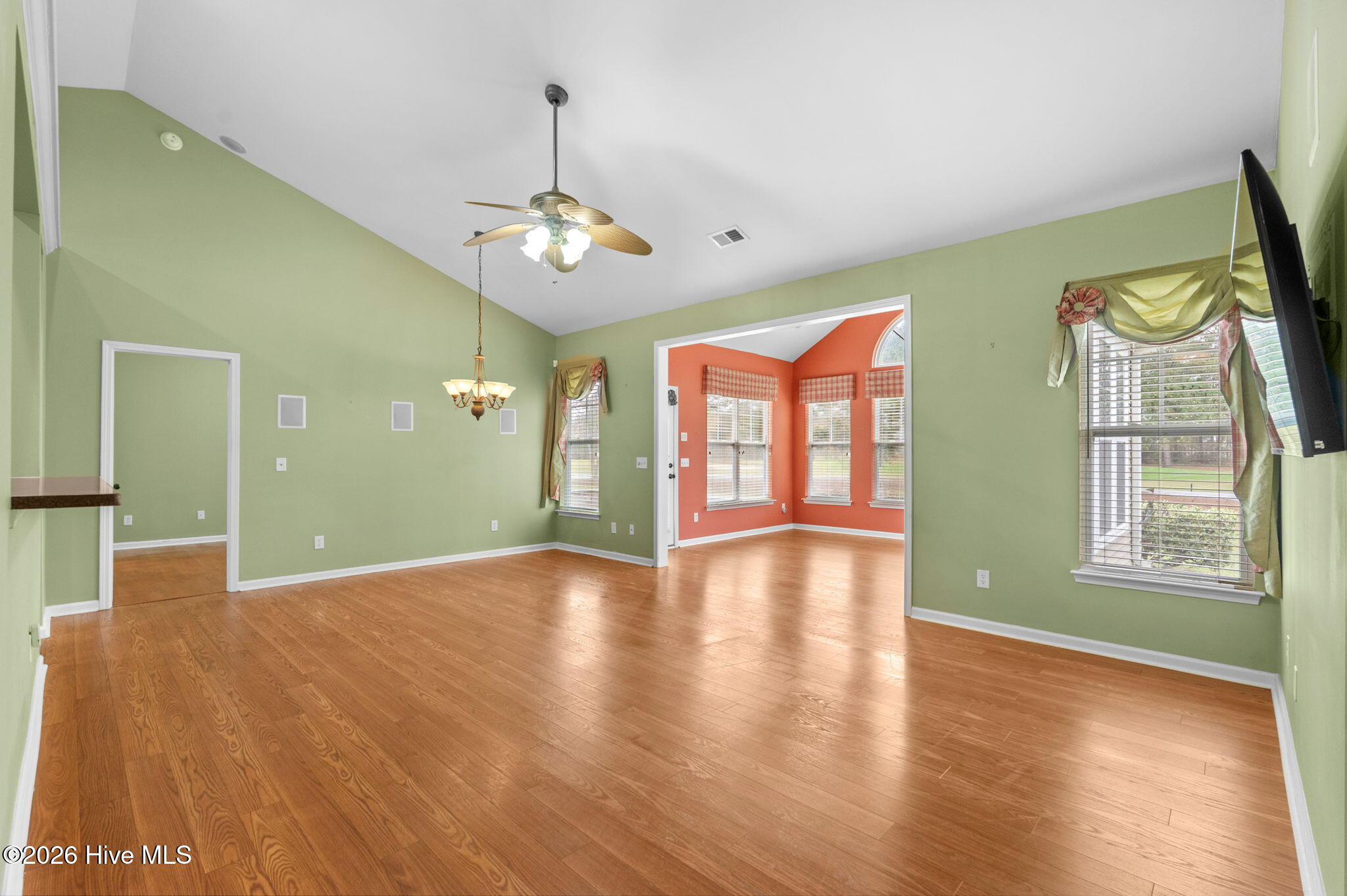 100493950 | Photo 12