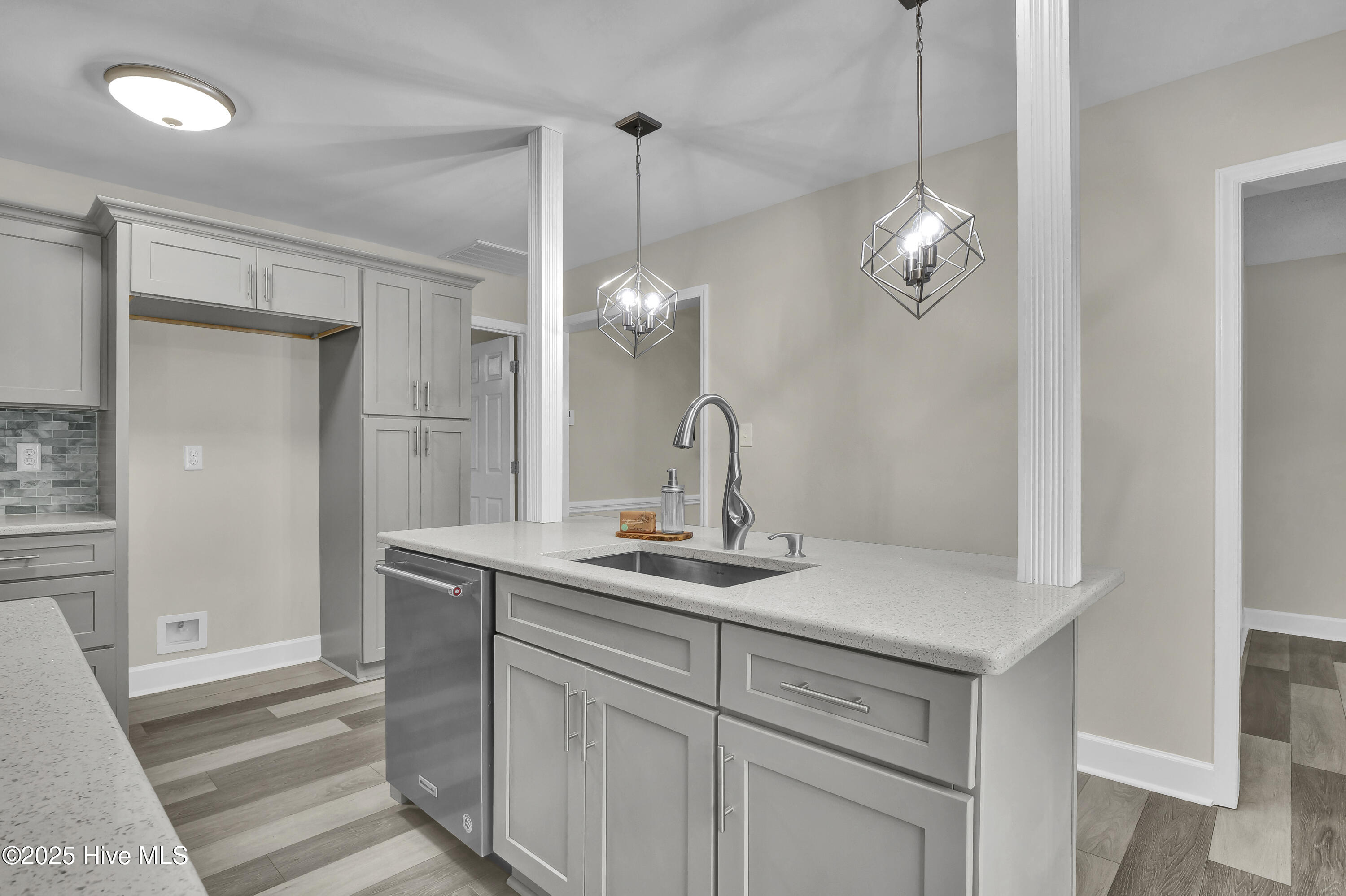 100533460 | Photo 12