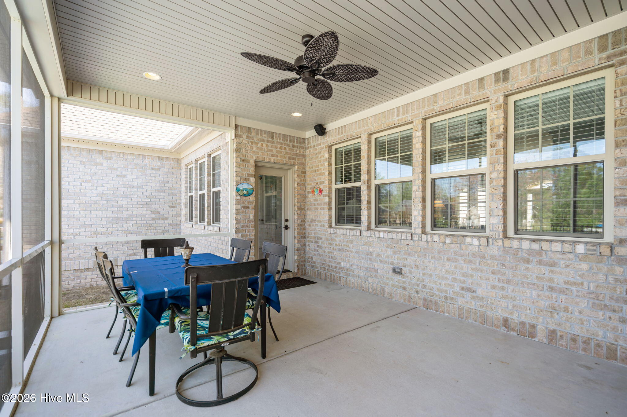 100563487 | Photo 49