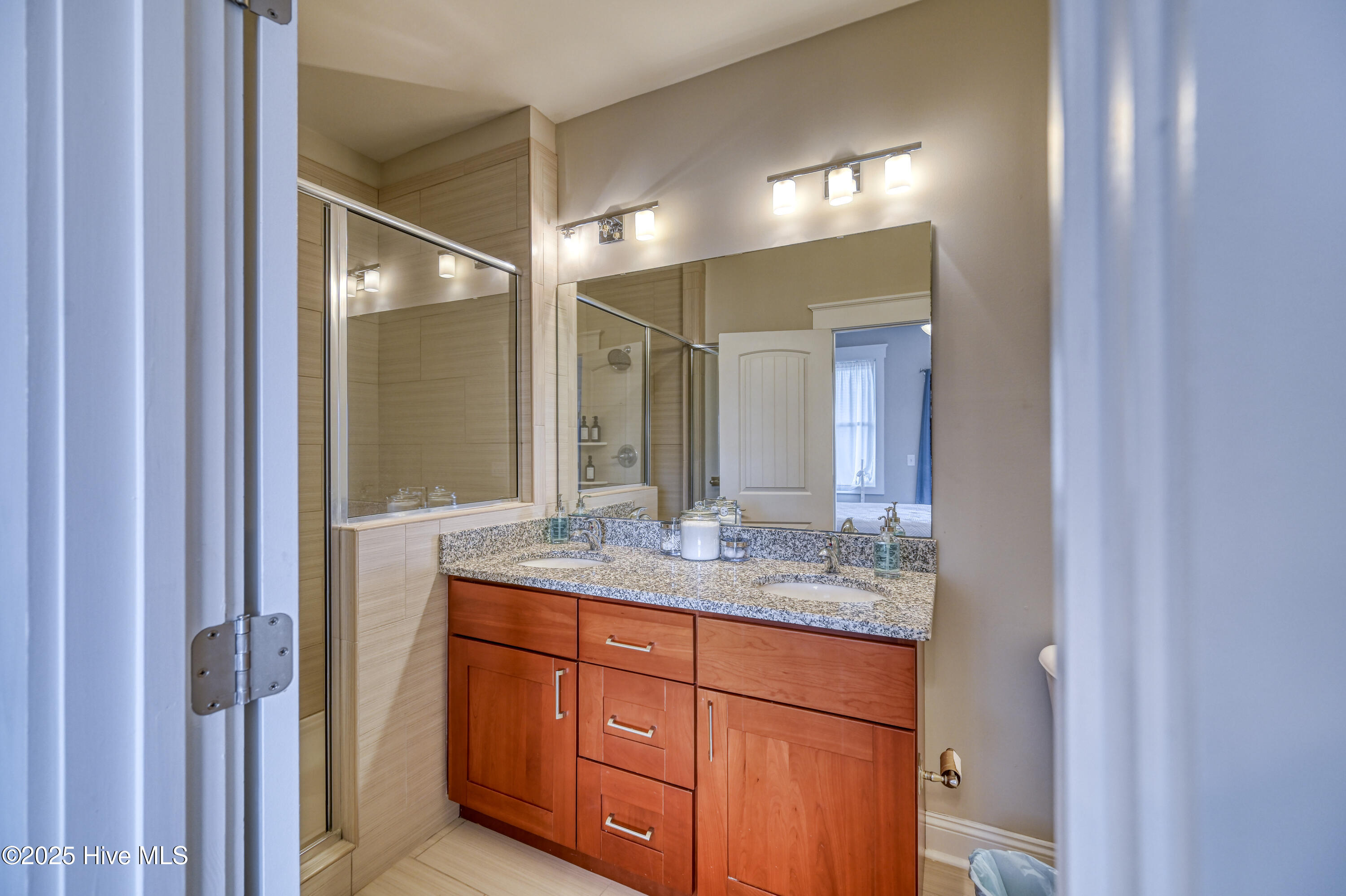 100543491 | Photo 48