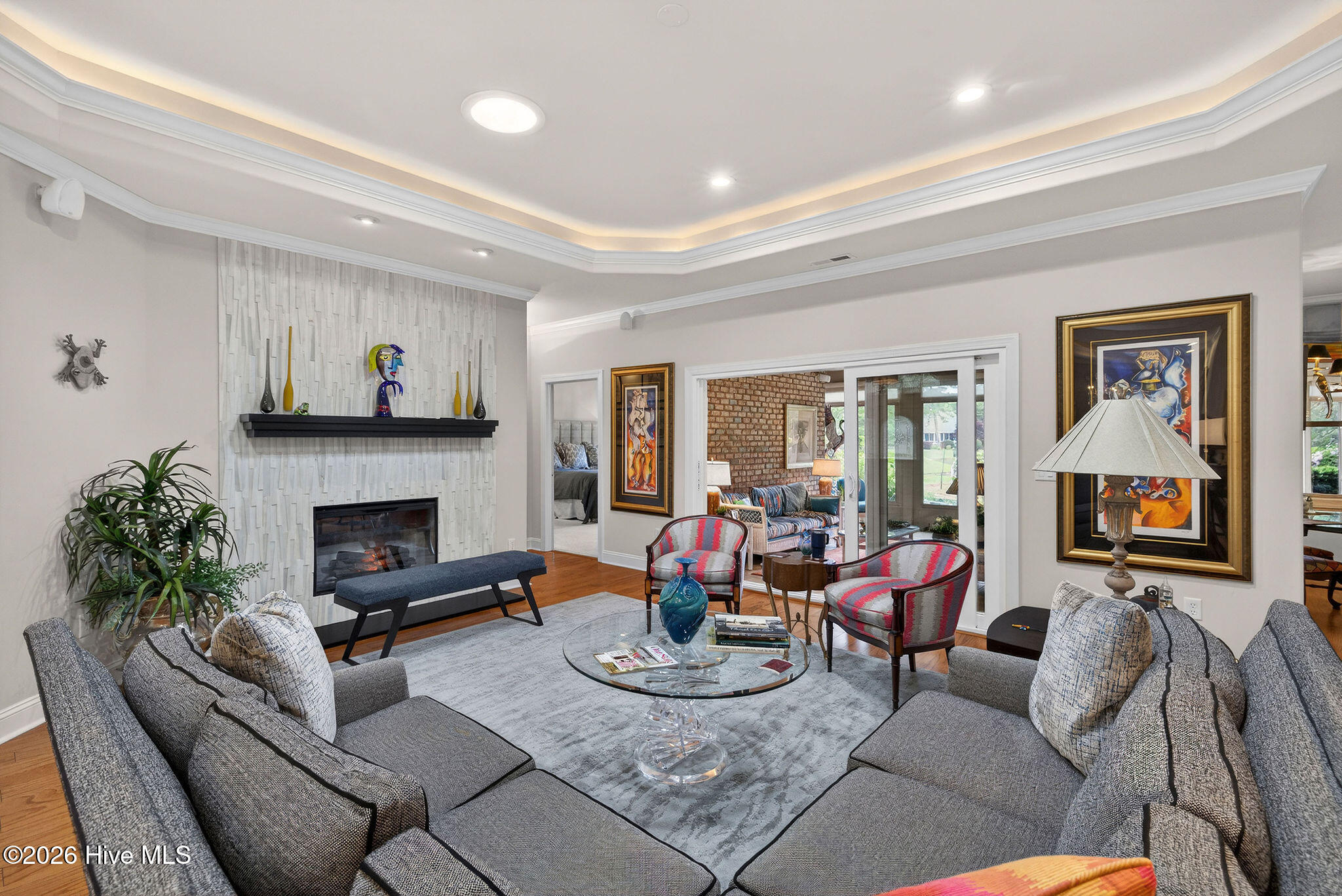 100565990 | Photo 14