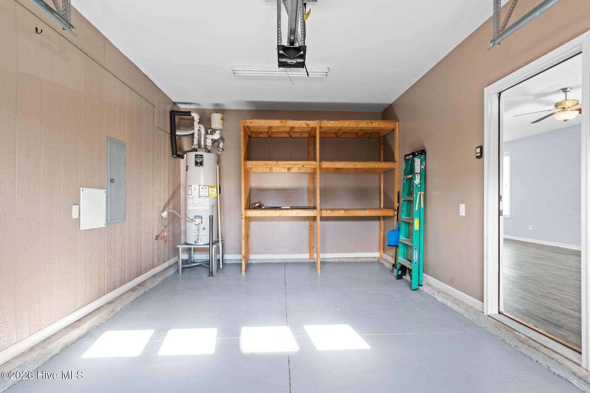 100548776 | Photo 37