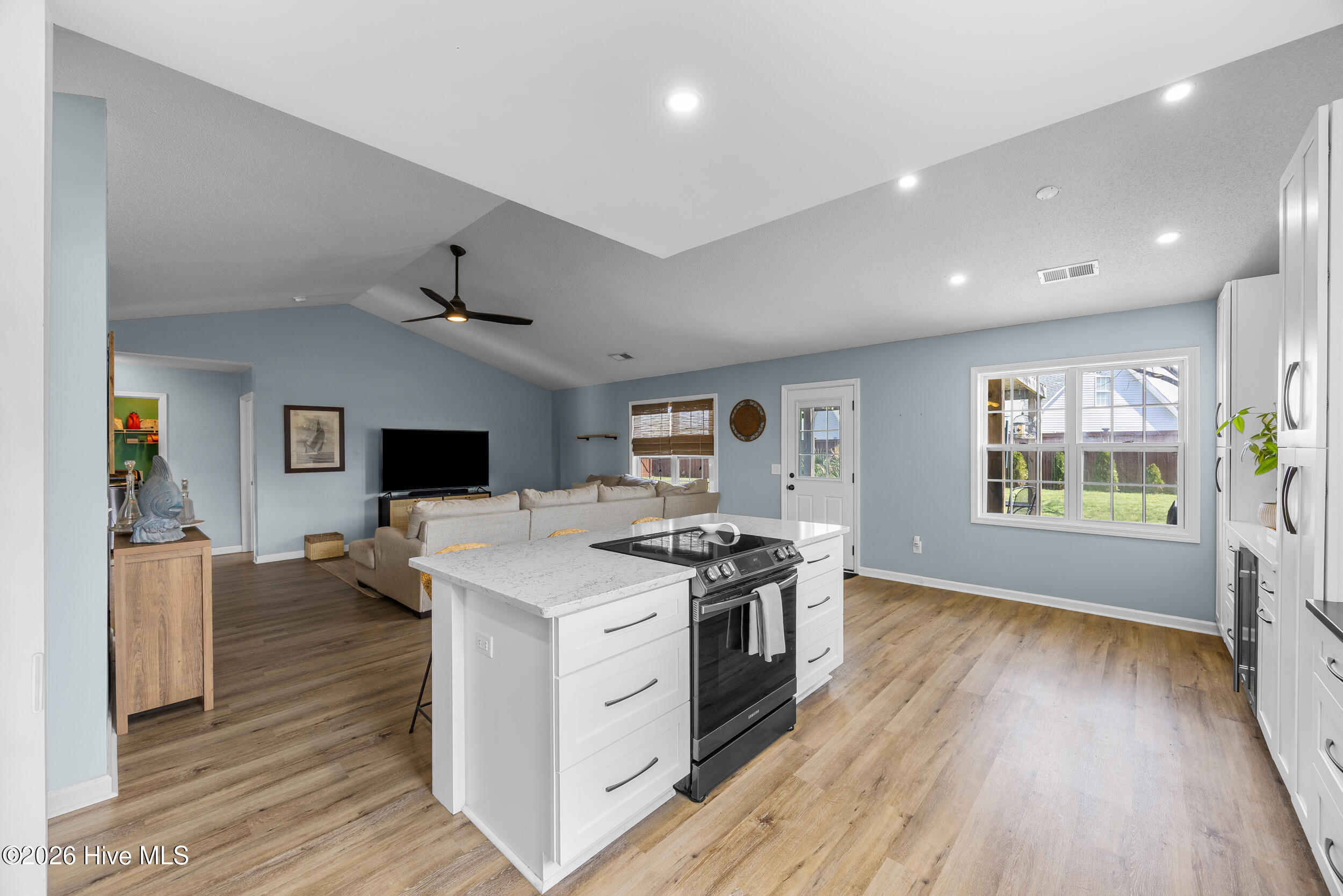 100562673 | Photo 13