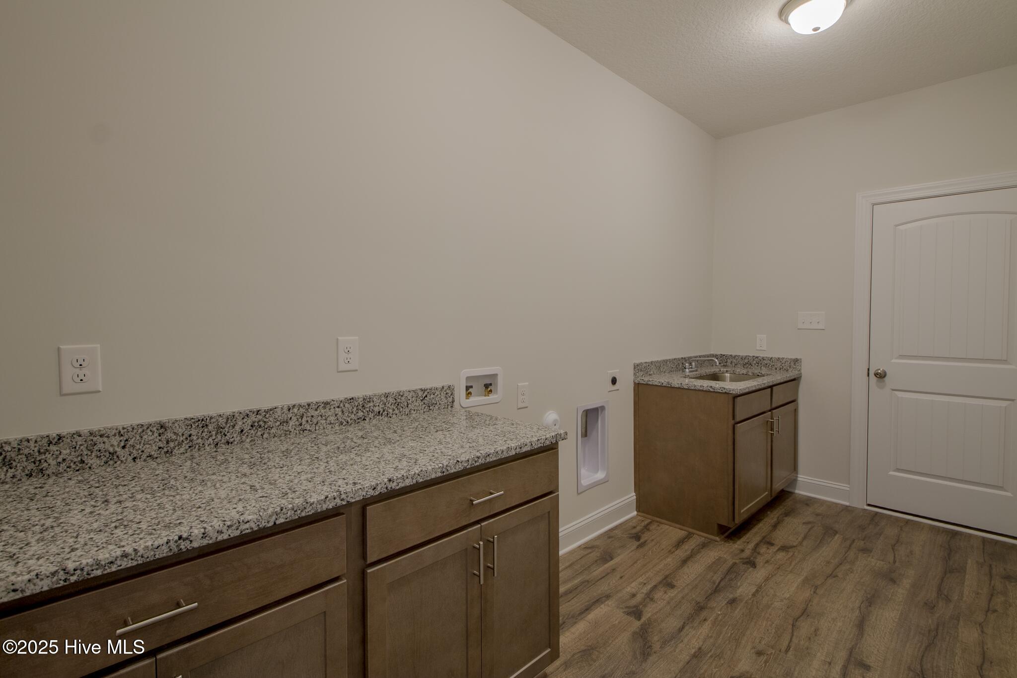 100497449 | Photo 14