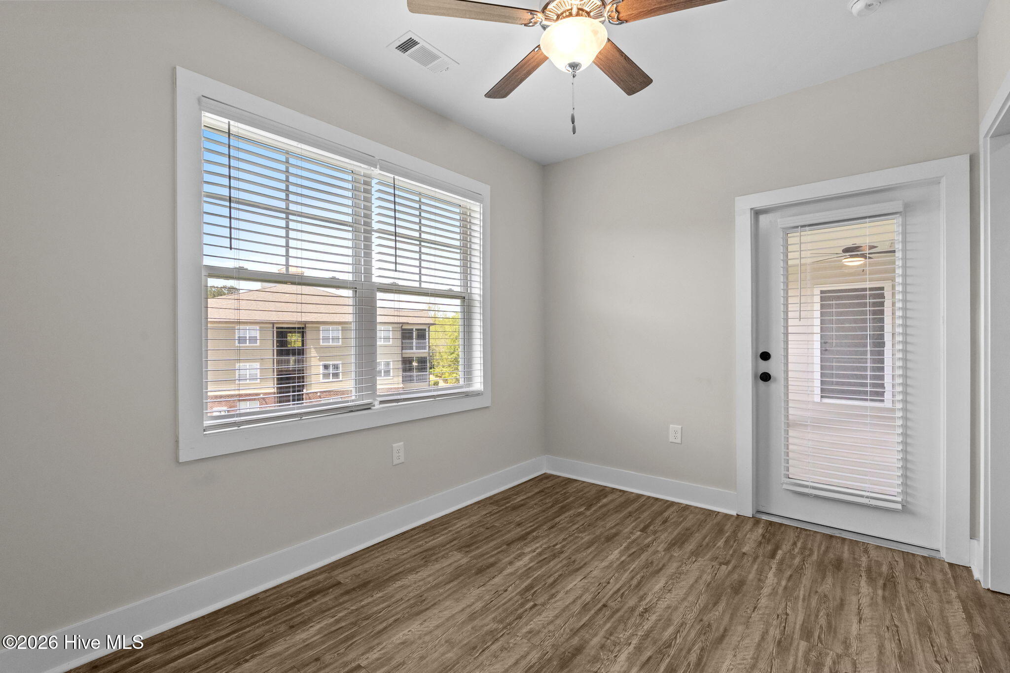 100566084 | Photo 35