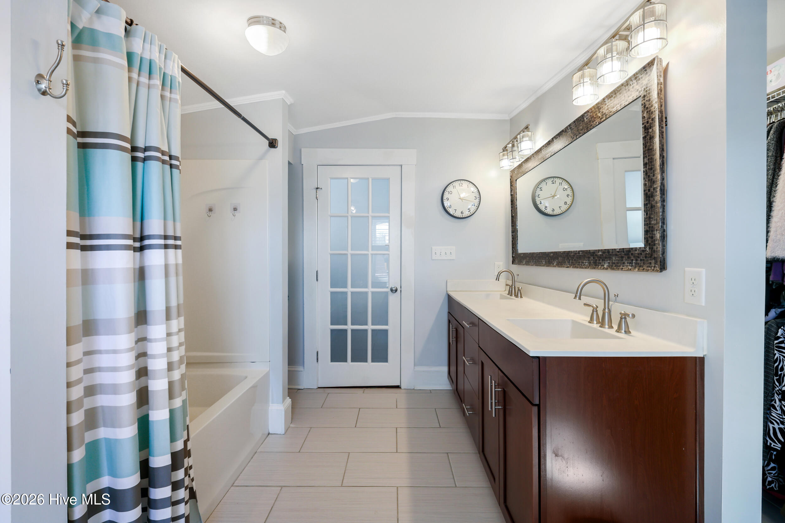 100562723 | Photo 36