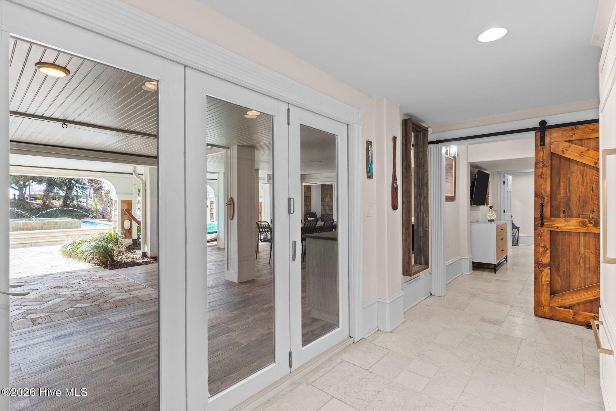 100552689 | Photo 85