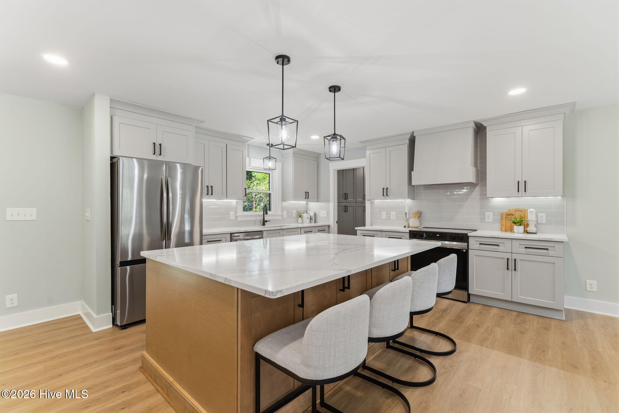 100569769 | Photo 24