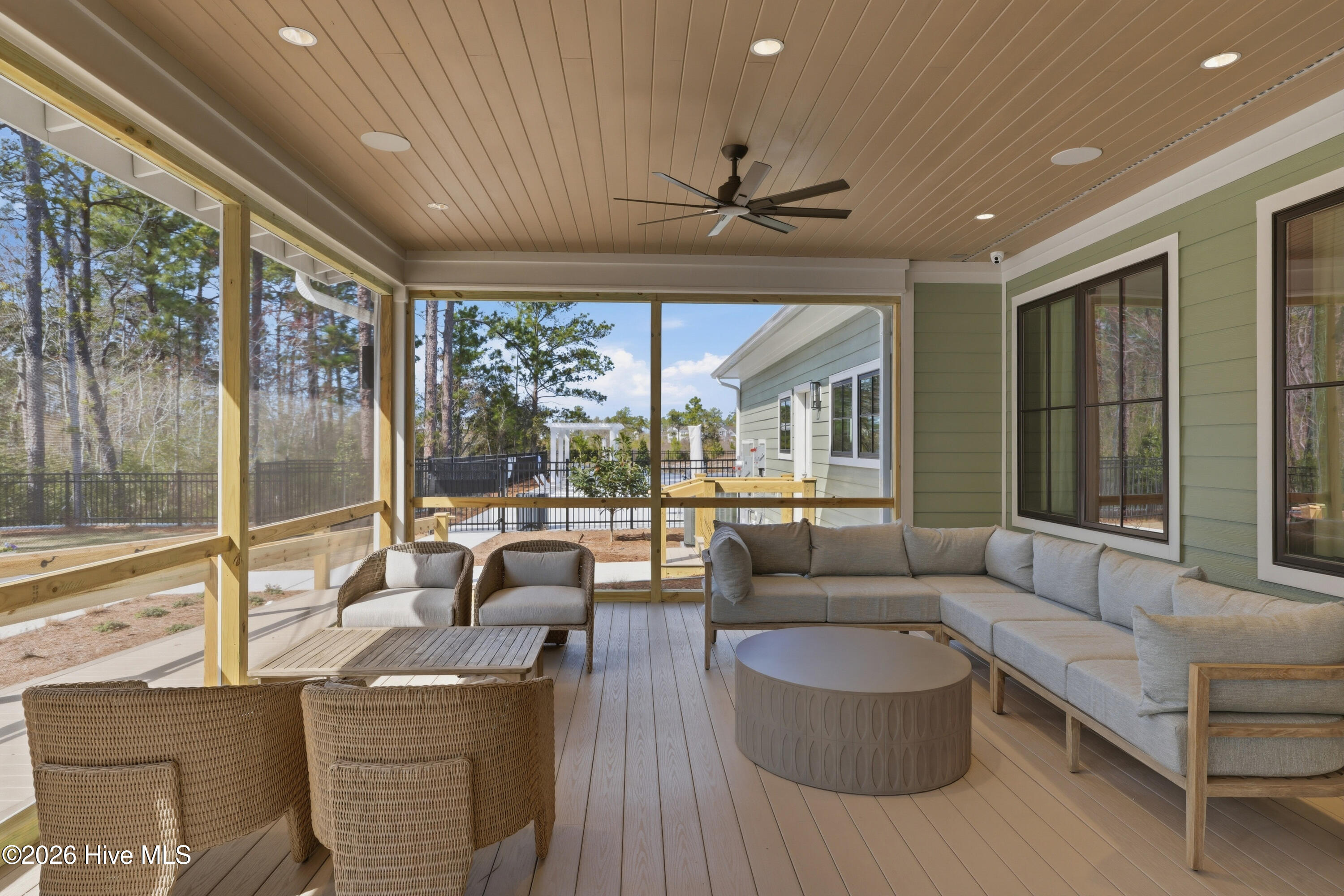 100568538 | Photo 63