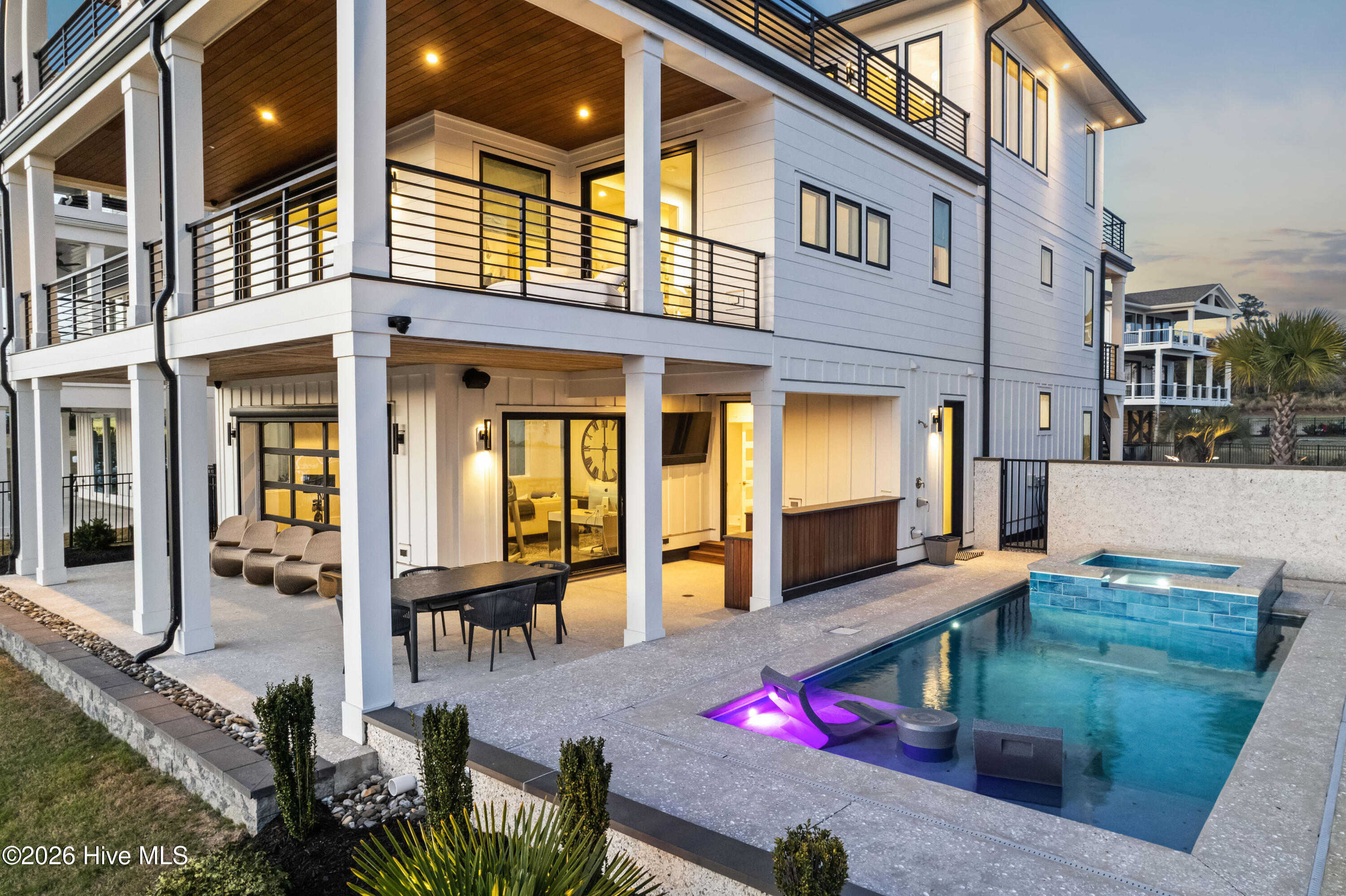 100567165 | Photo 82